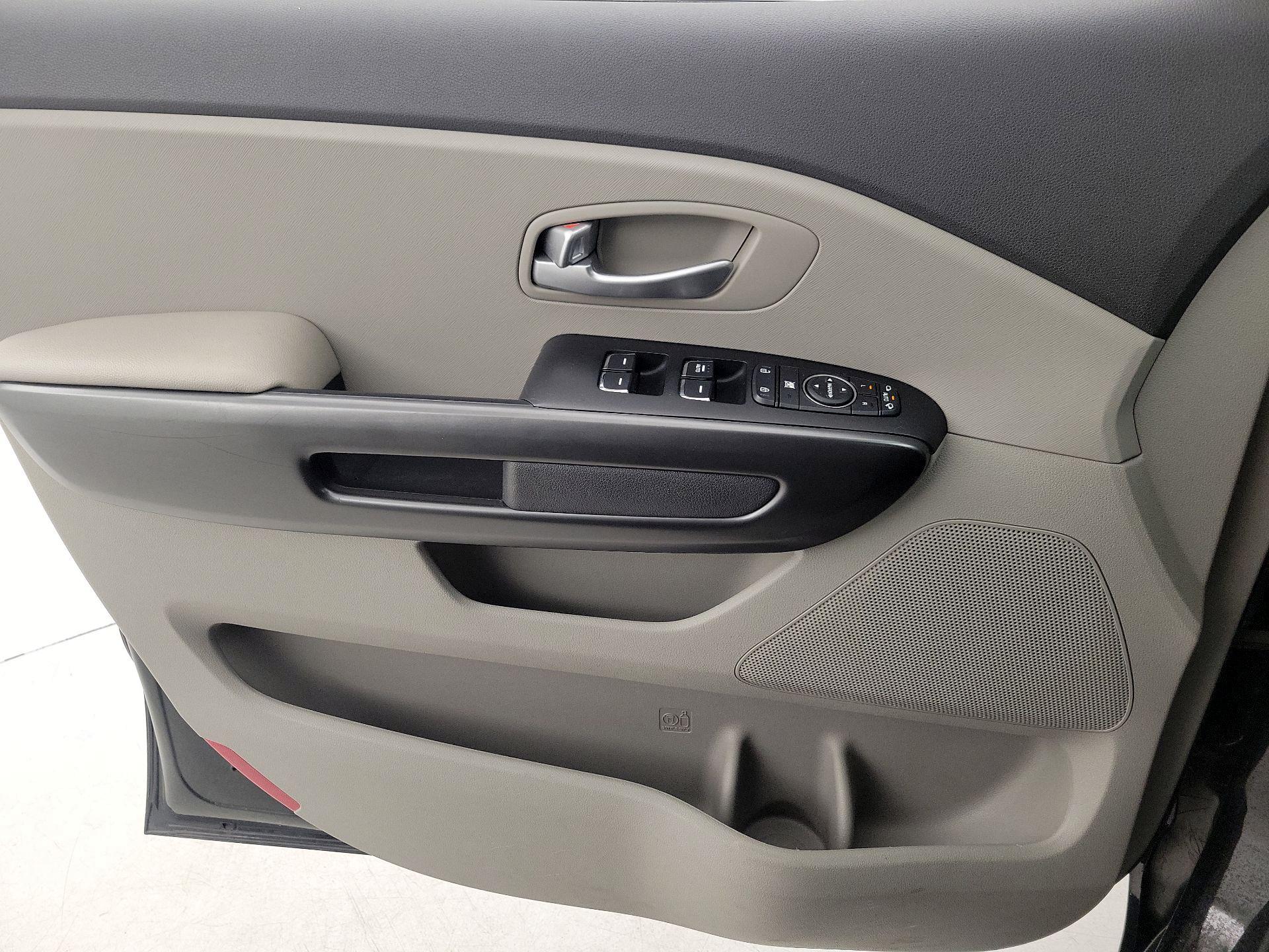 Thumbnail: 2017 Kia Sedona - 12