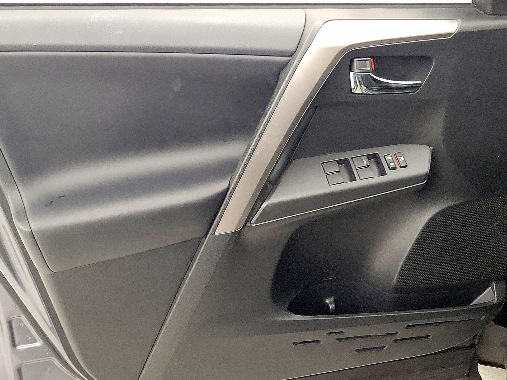 Thumbnail: 2018 Toyota RAV4 - 12