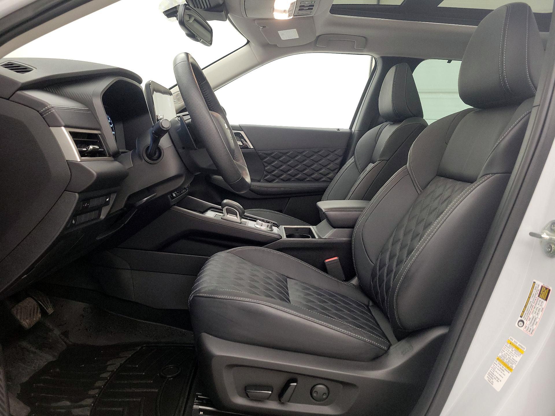 Thumbnail: 2023 Mitsubishi Outlander - 11