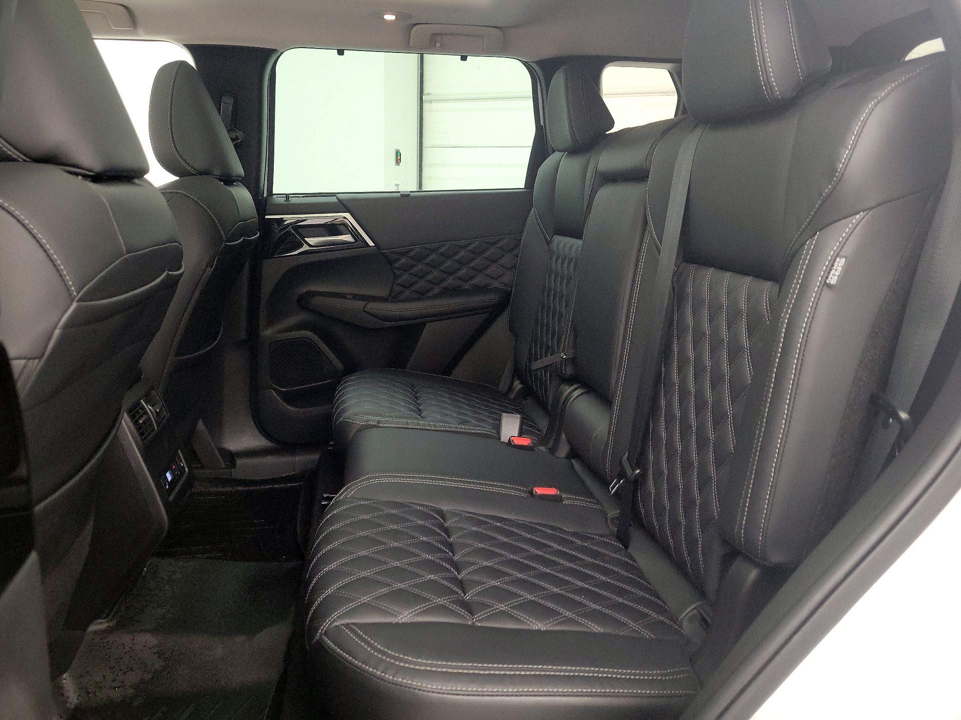 Thumbnail: 2023 Mitsubishi Outlander - 20