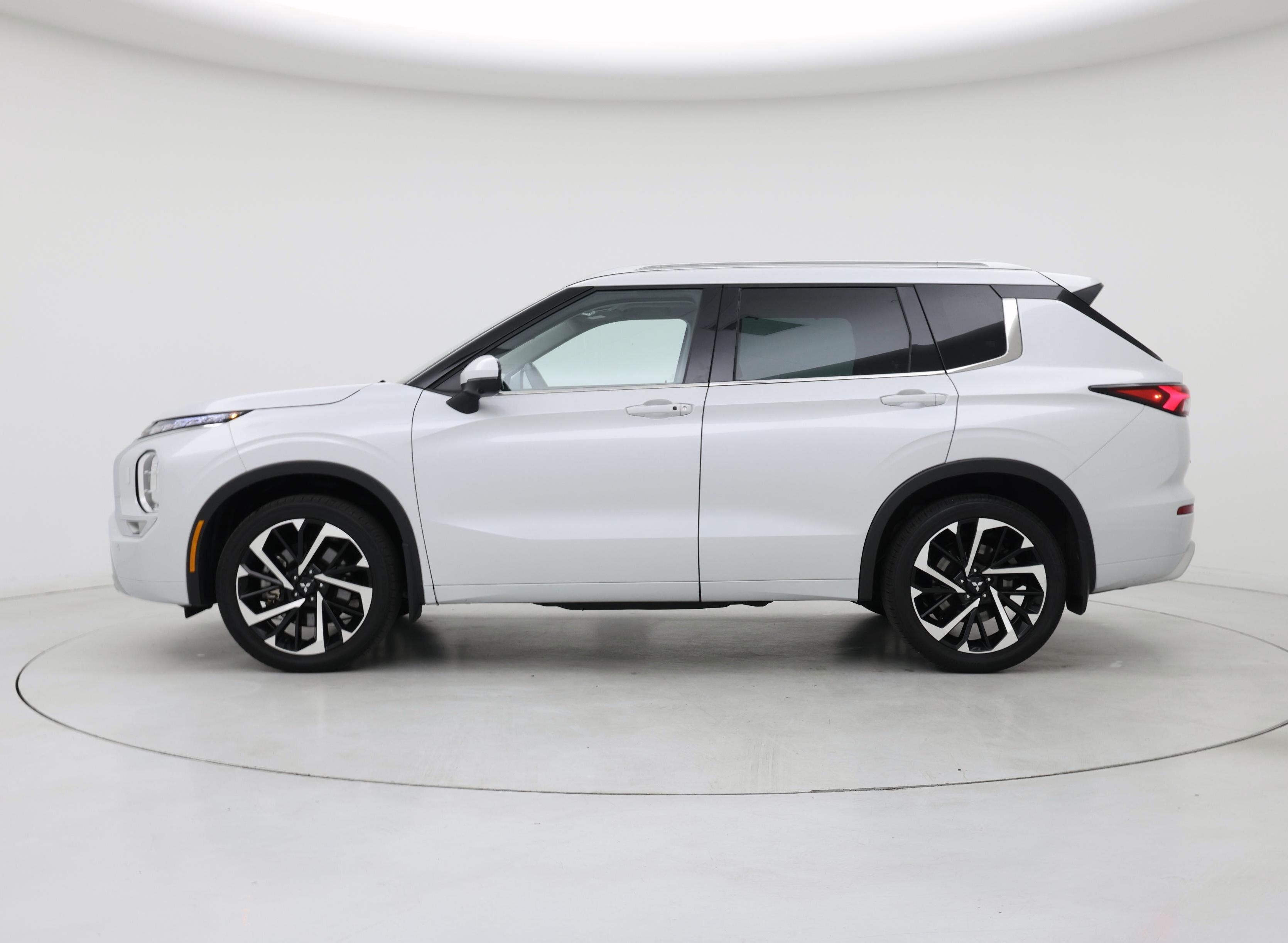 Thumbnail: 2023 Mitsubishi Outlander - 3