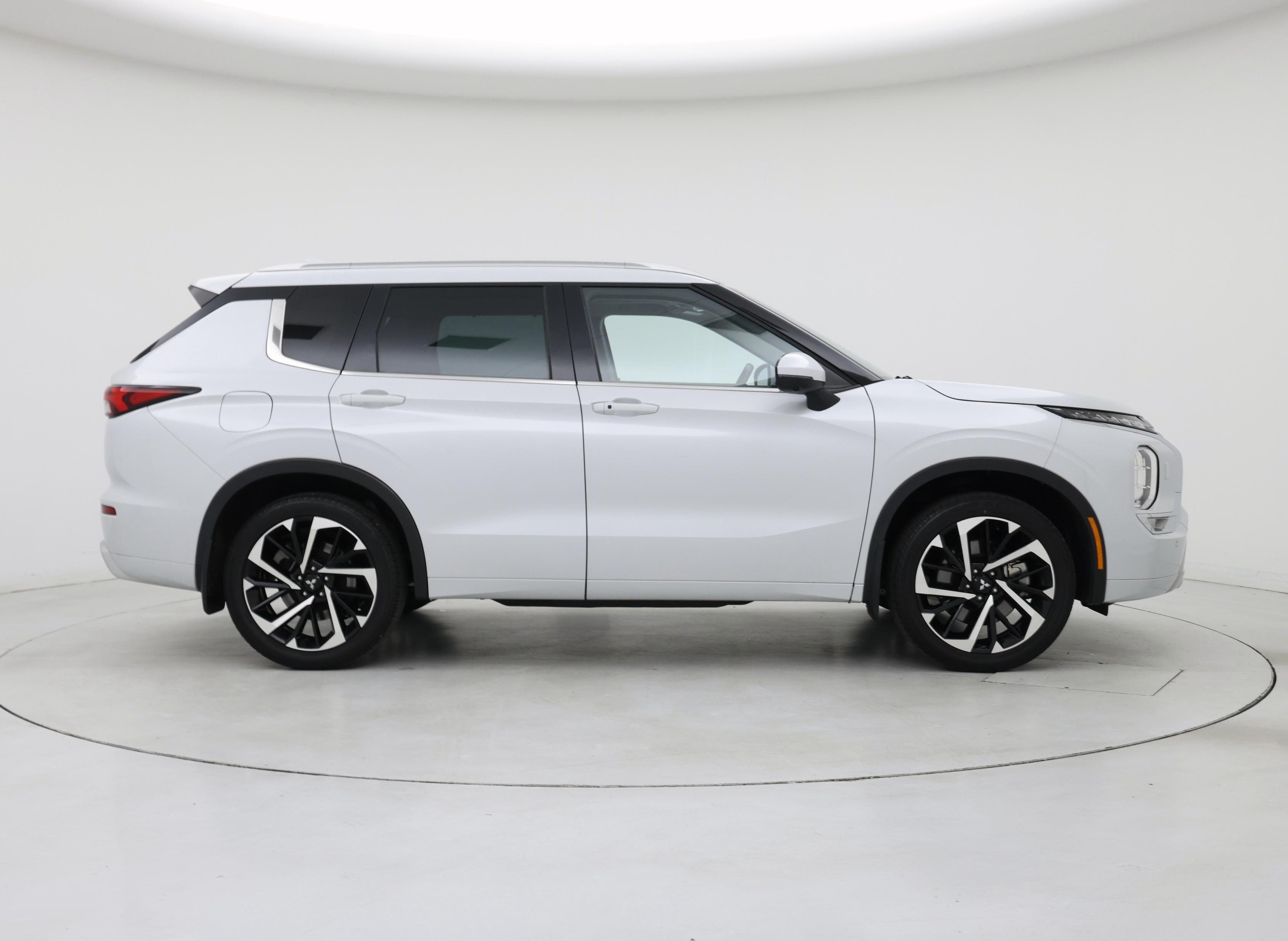 Thumbnail: 2023 Mitsubishi Outlander - 7