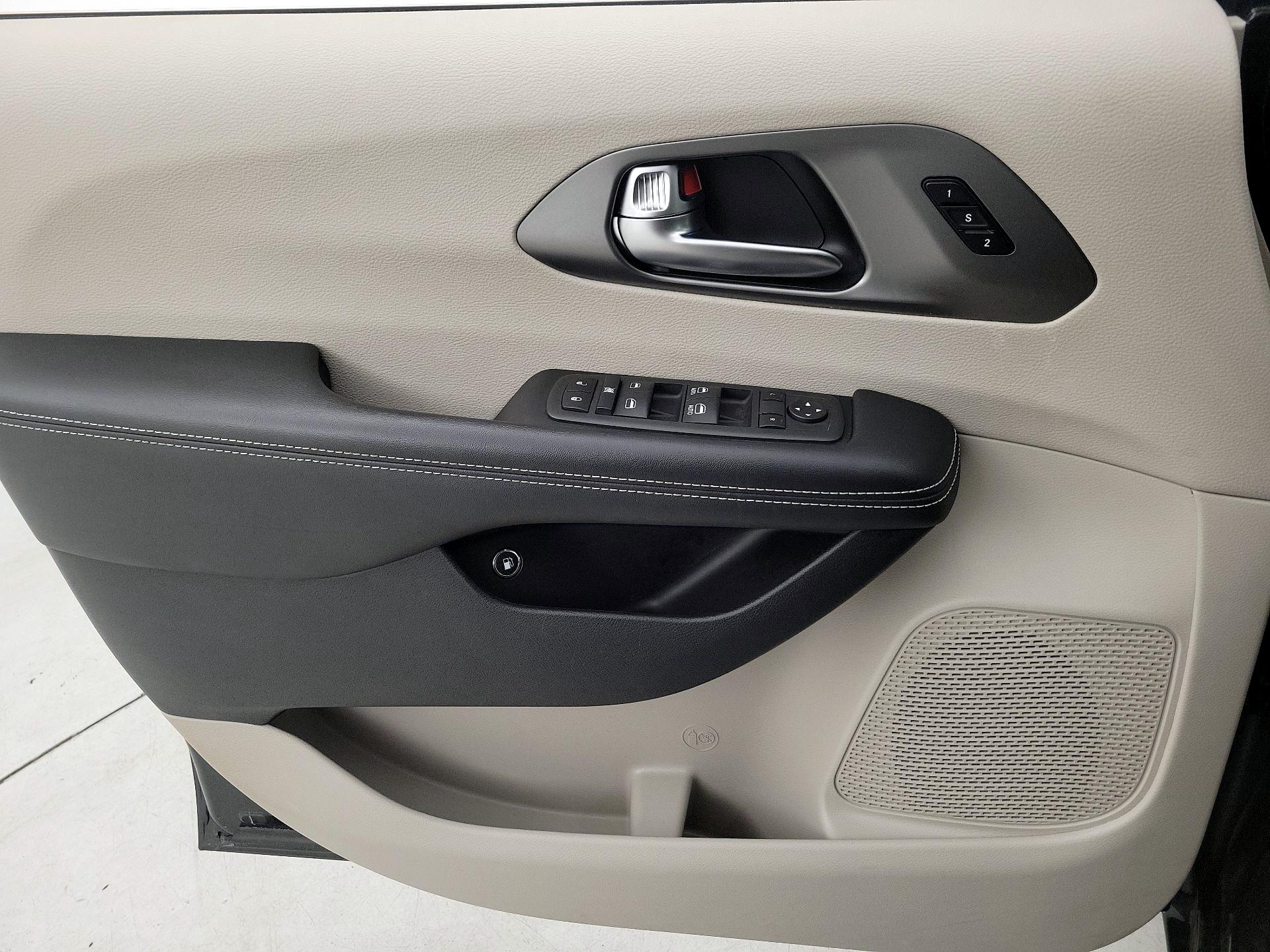 Thumbnail: 2022 Chrysler Pacifica - 12