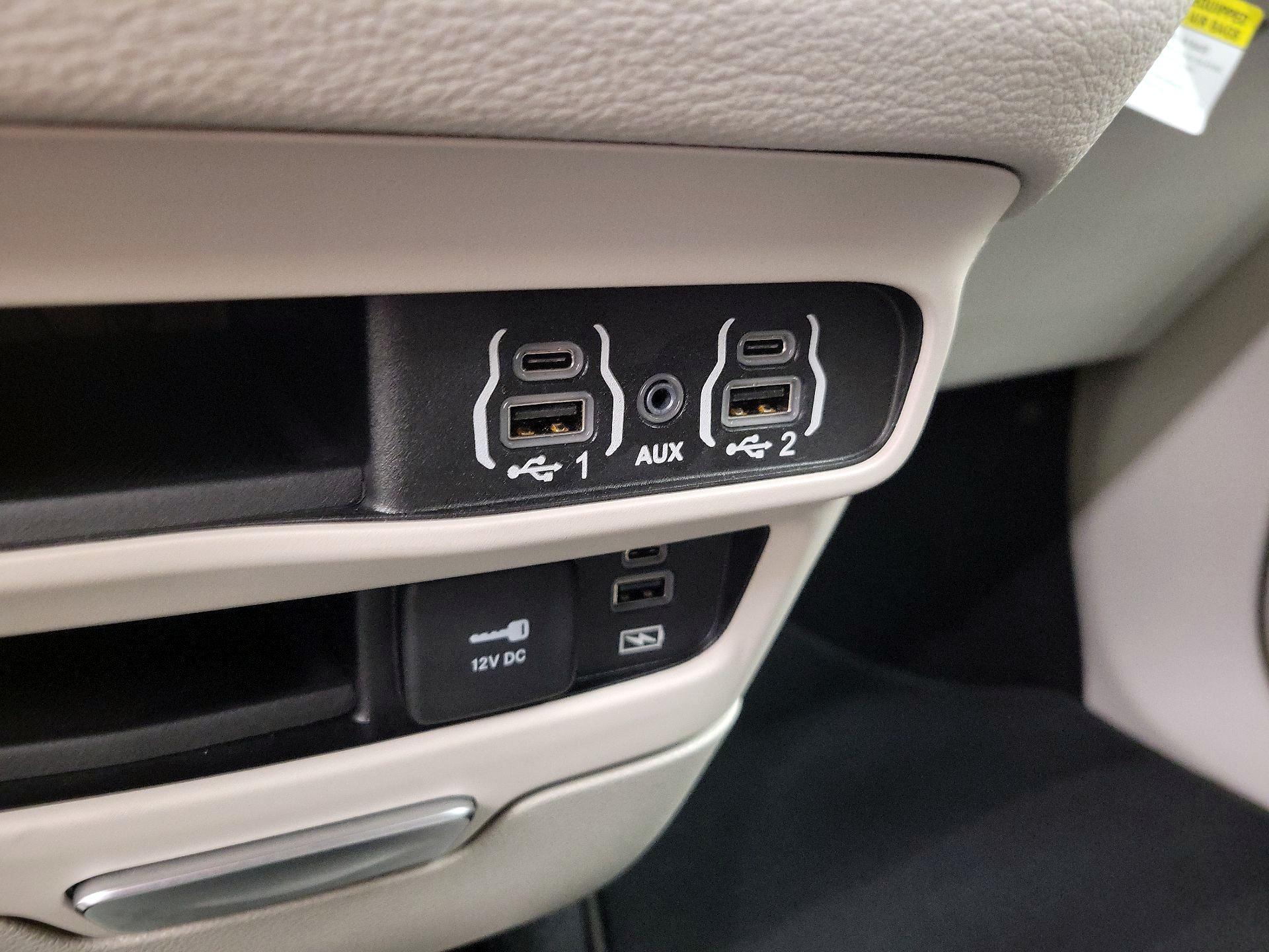 Thumbnail: 2022 Chrysler Pacifica - 18