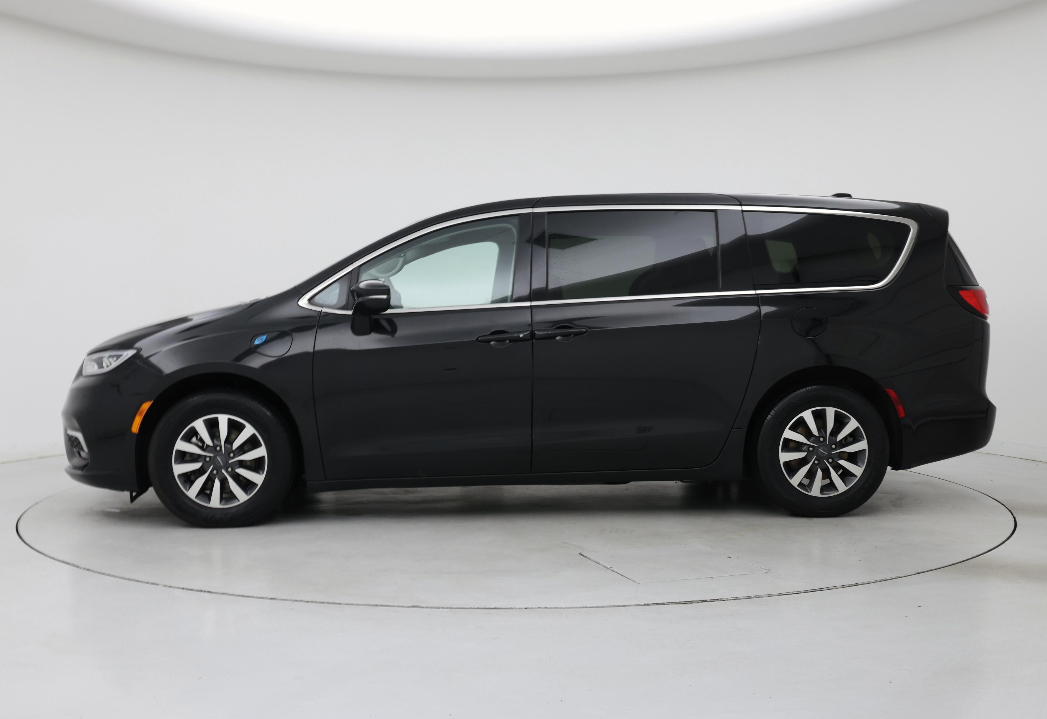 Thumbnail: 2022 Chrysler Pacifica - 3