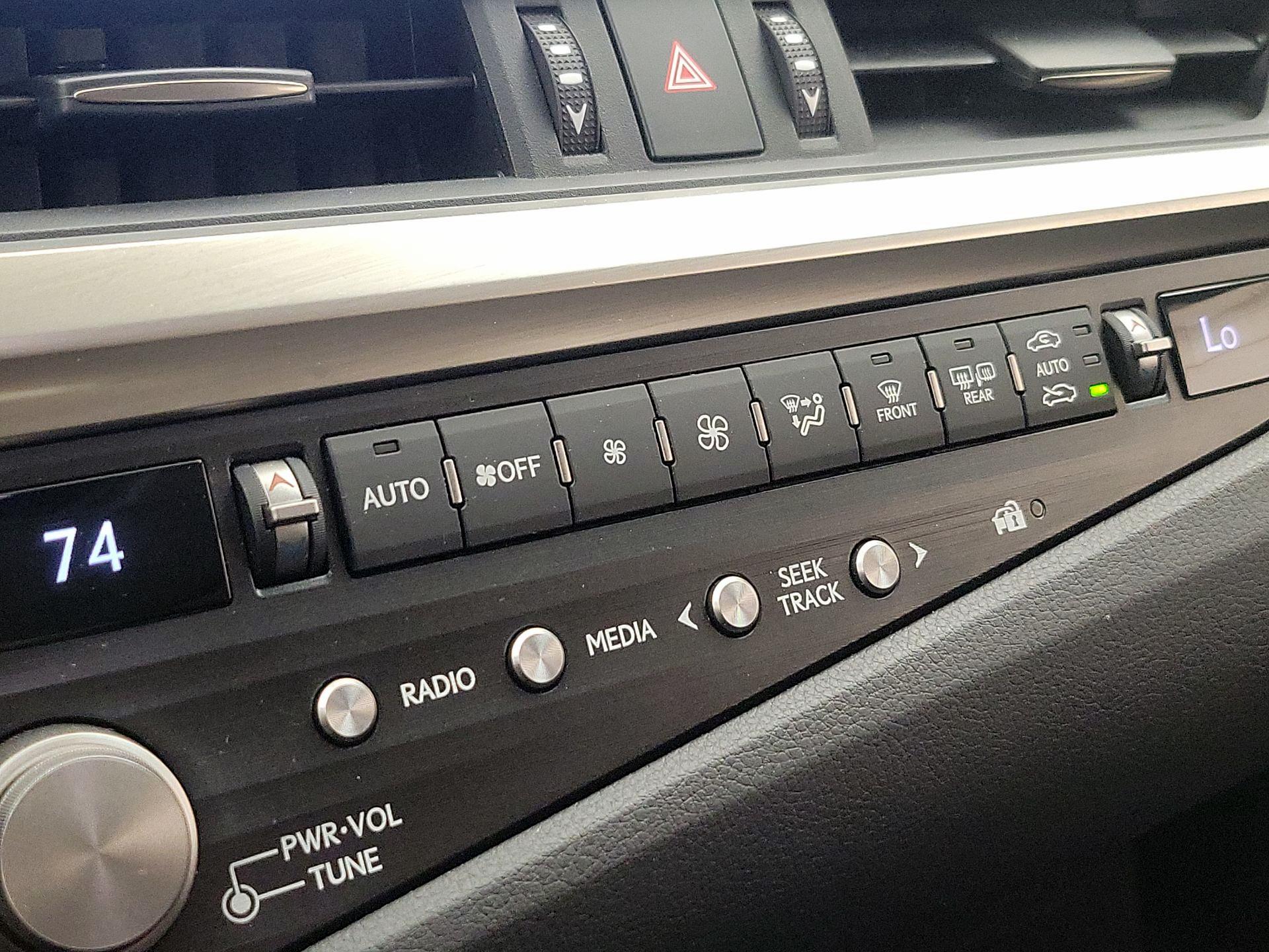 Thumbnail: 2021 Lexus ES - 17