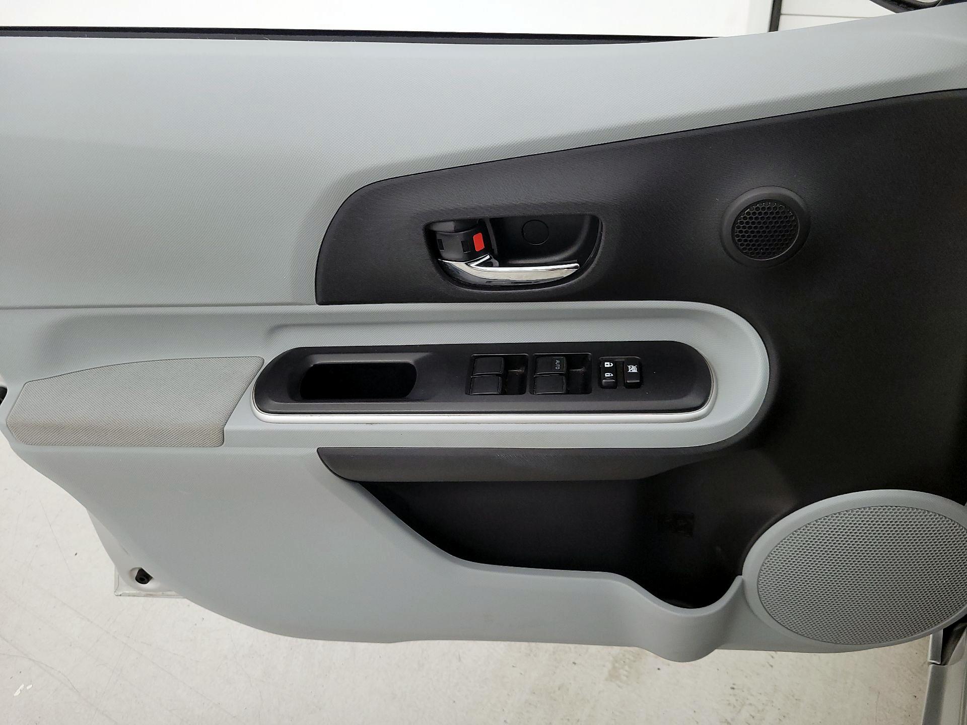 Thumbnail: 2014 Toyota Prius c - 12