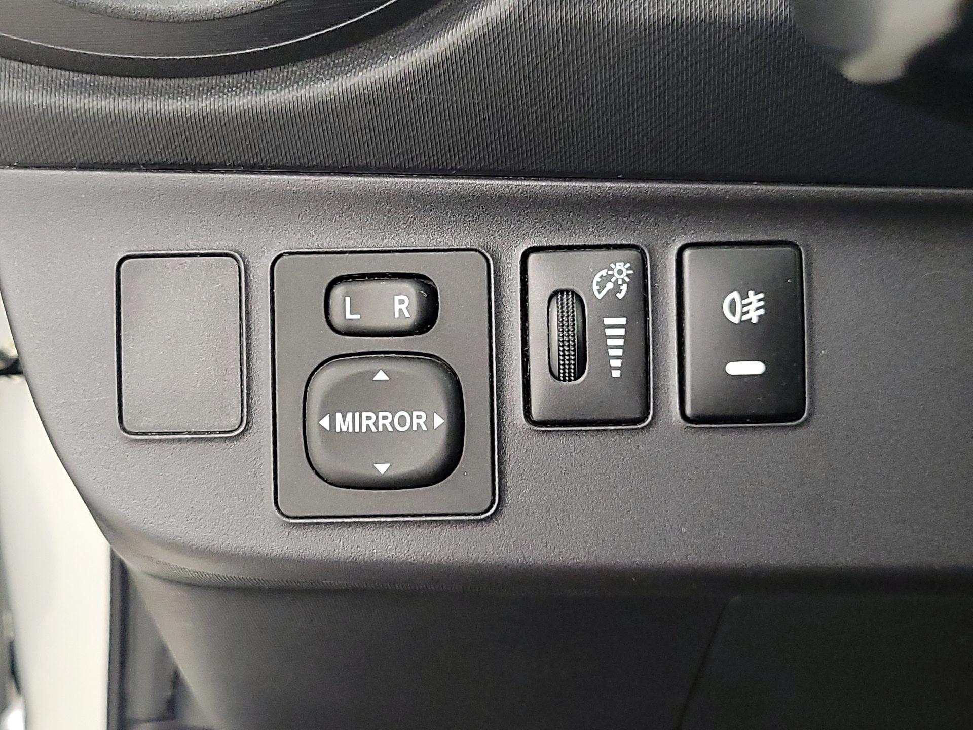 Thumbnail: 2014 Toyota Prius c - 13