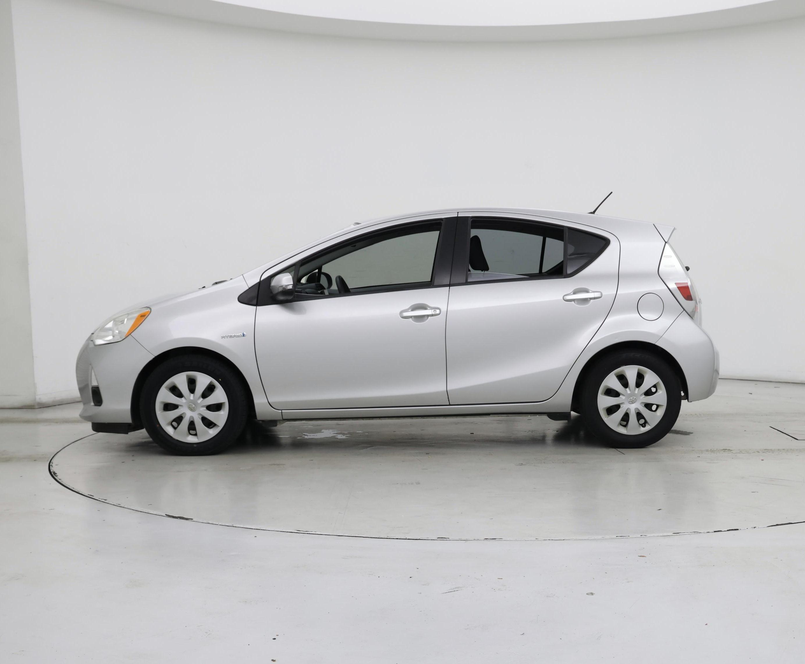Thumbnail: 2014 Toyota Prius c - 3