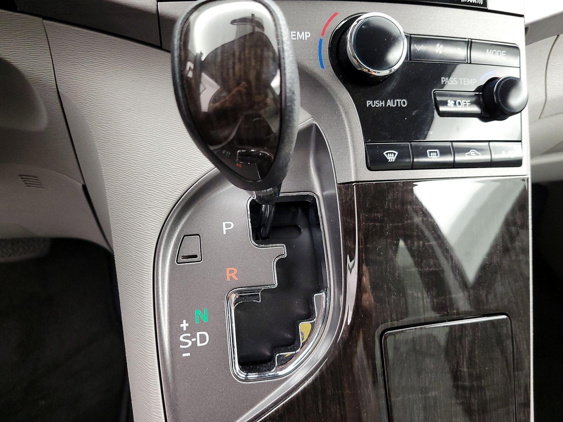 Thumbnail: 2015 Toyota Venza - 17