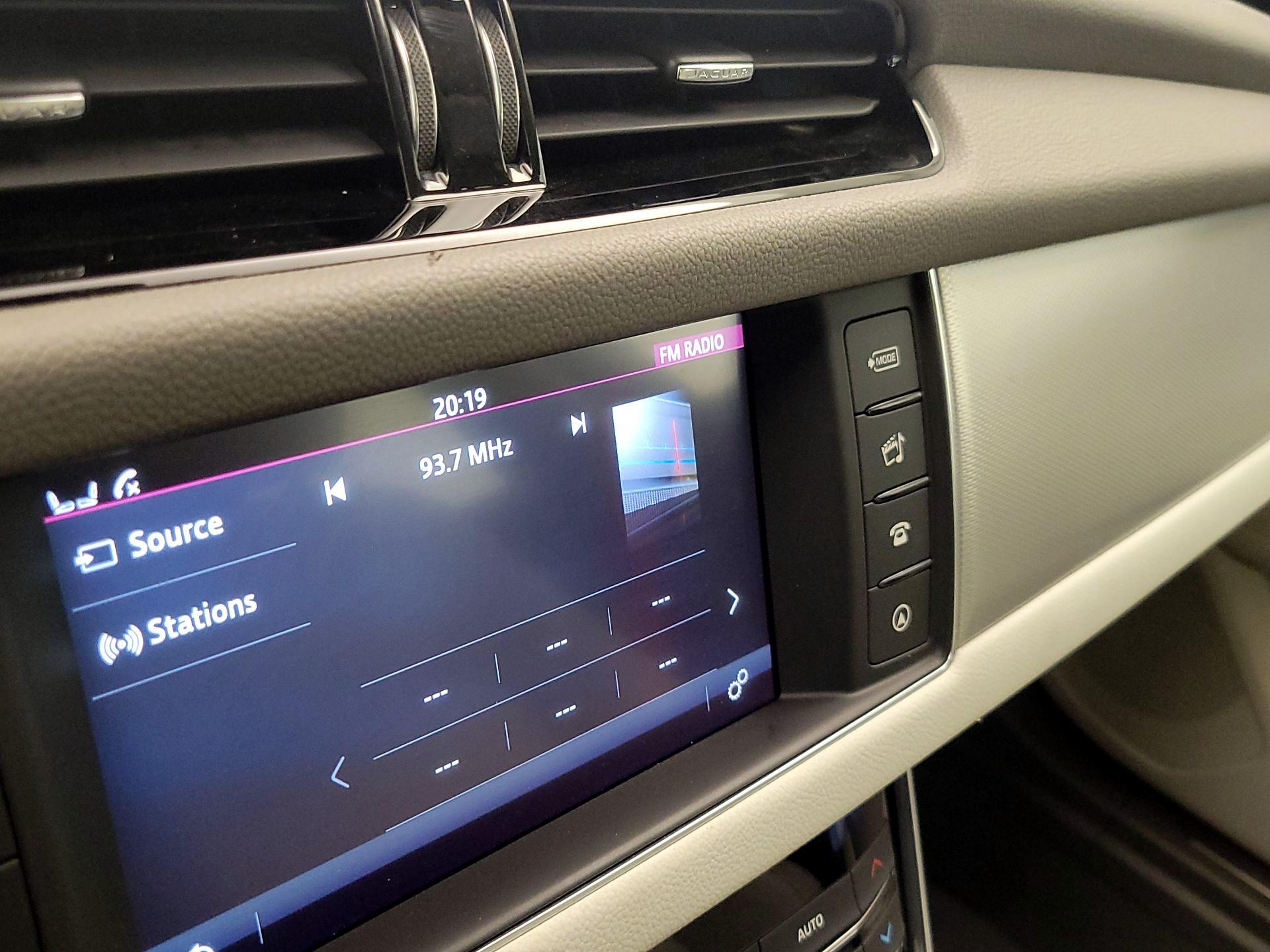 Thumbnail: 2016 Jaguar XF - 16