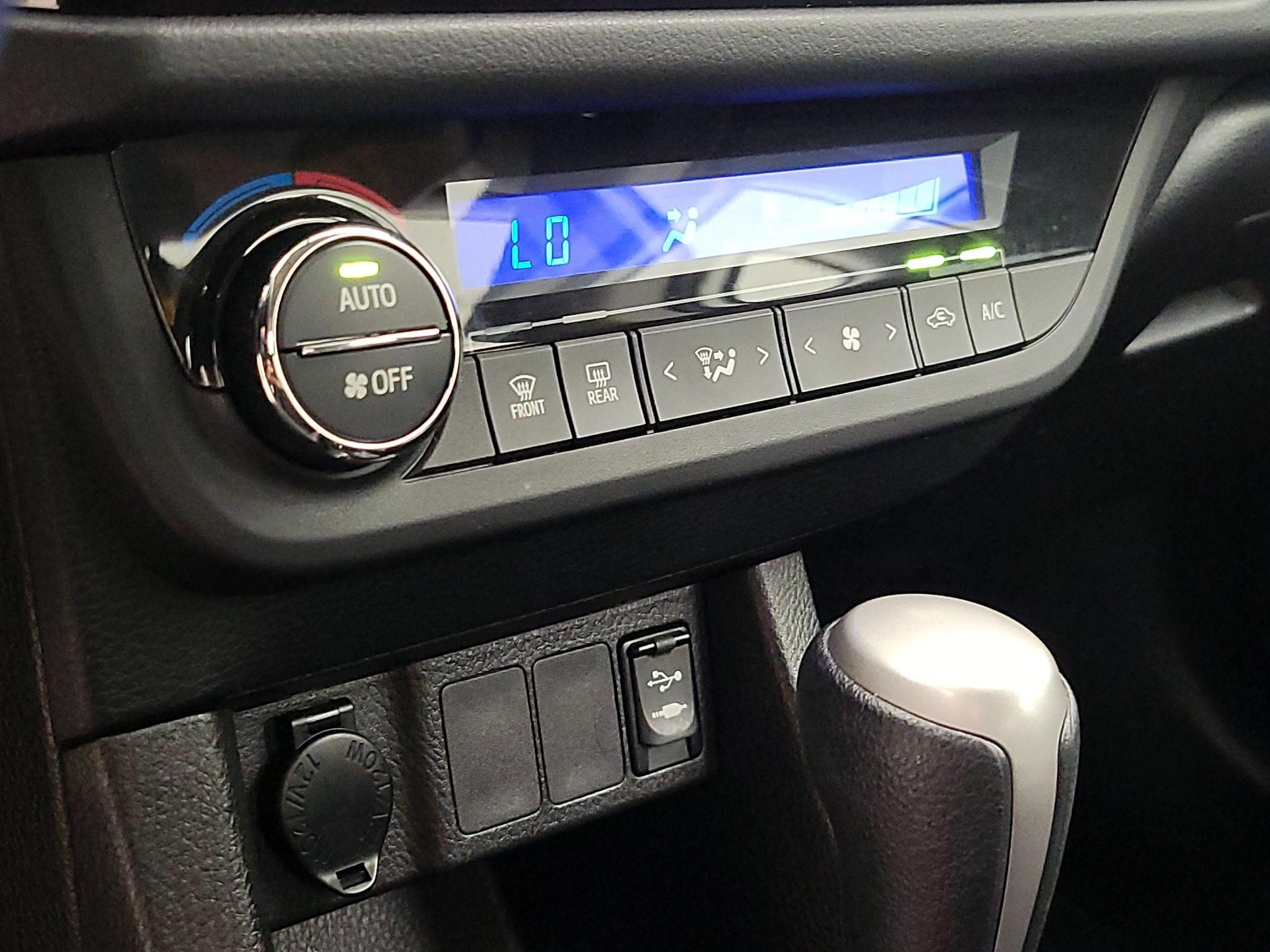 Thumbnail: 2015 Toyota Corolla - 16