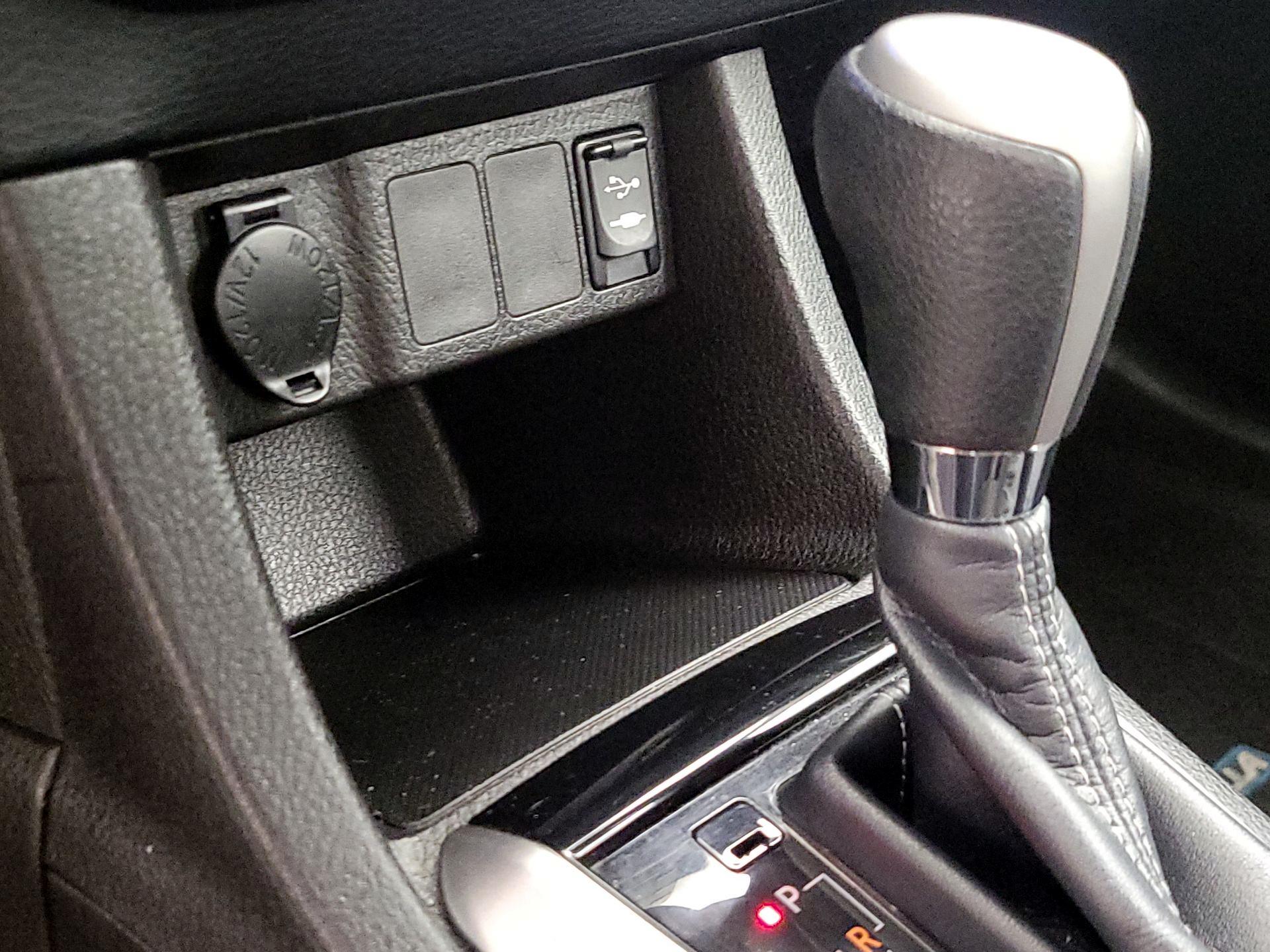 Thumbnail: 2015 Toyota Corolla - 18