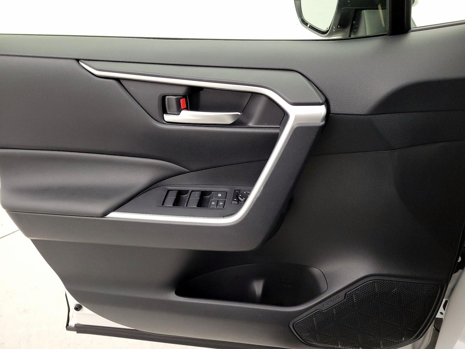 Thumbnail: 2019 Toyota RAV4 - 12