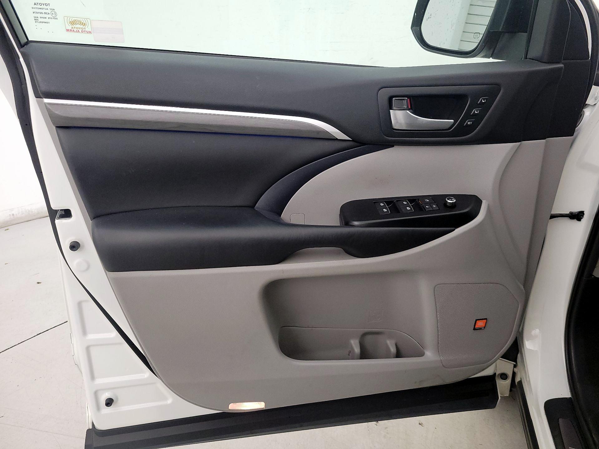 Thumbnail: 2019 Toyota Highlander - 12