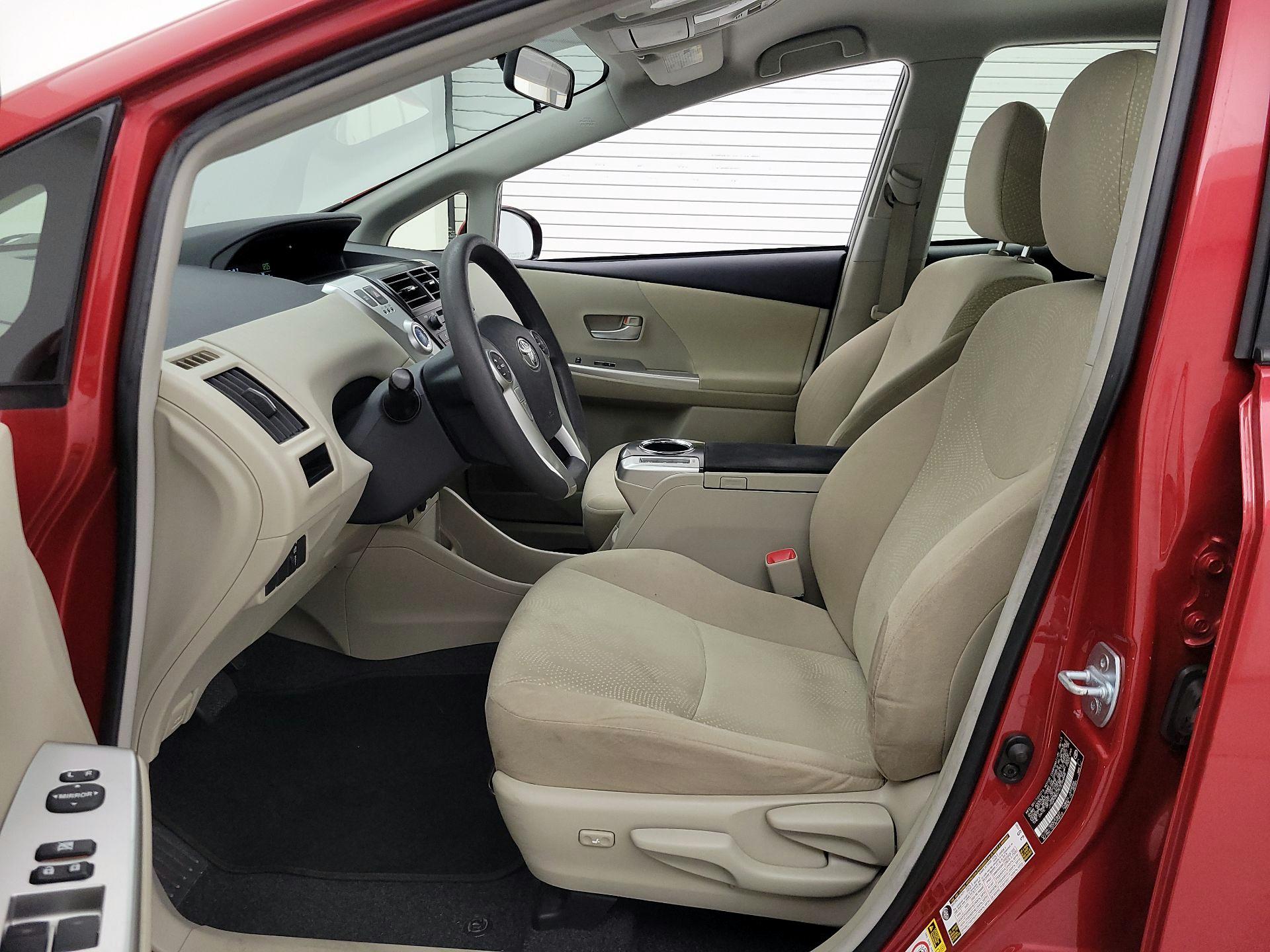 Thumbnail: 2014 Toyota Prius v - 11
