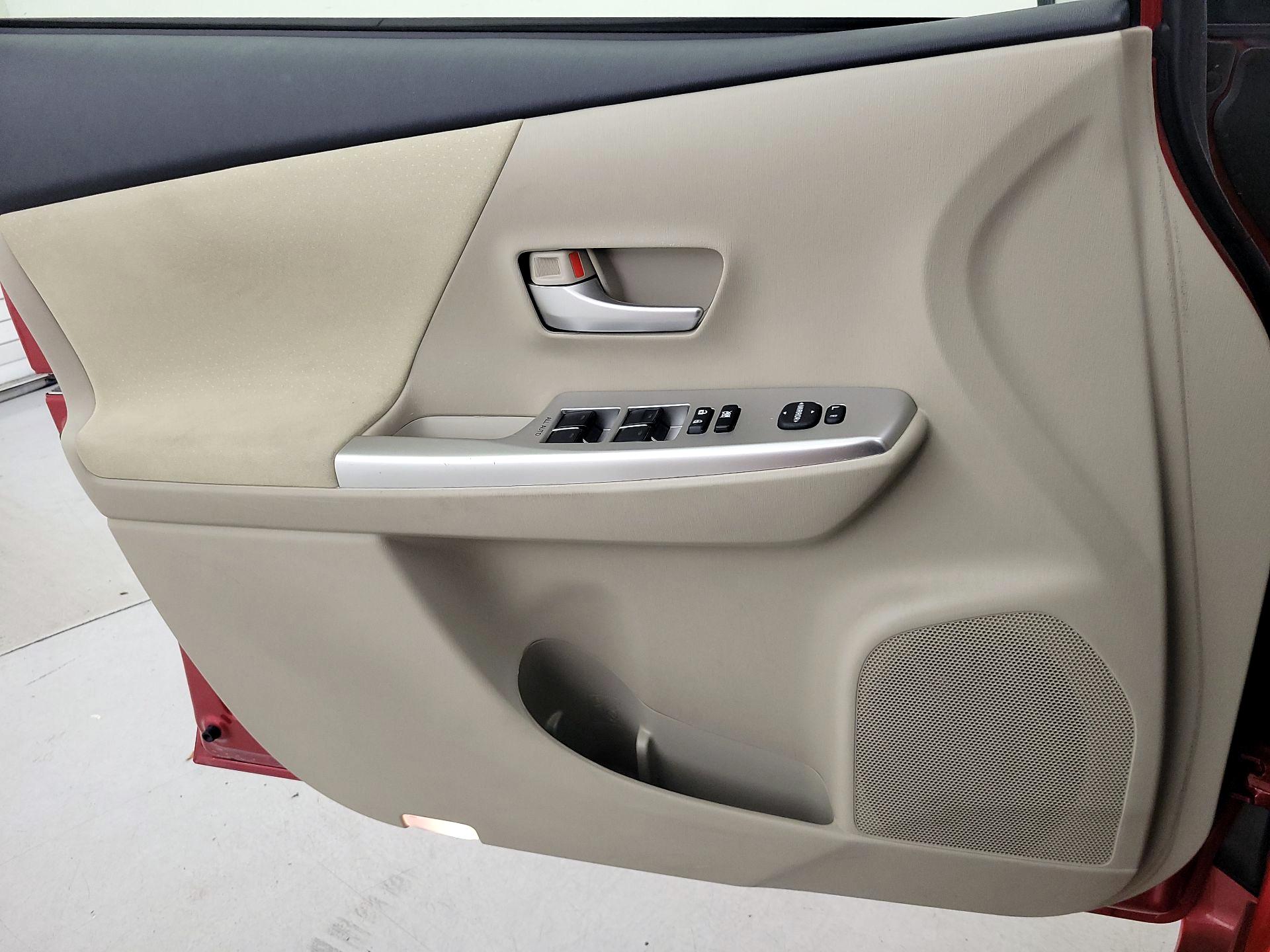 Thumbnail: 2014 Toyota Prius v - 12