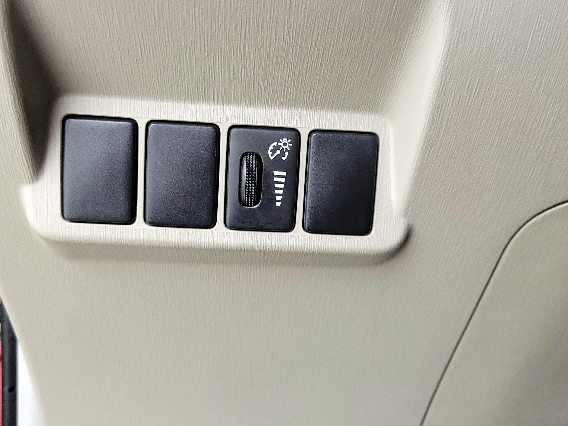 Thumbnail: 2014 Toyota Prius v - 13
