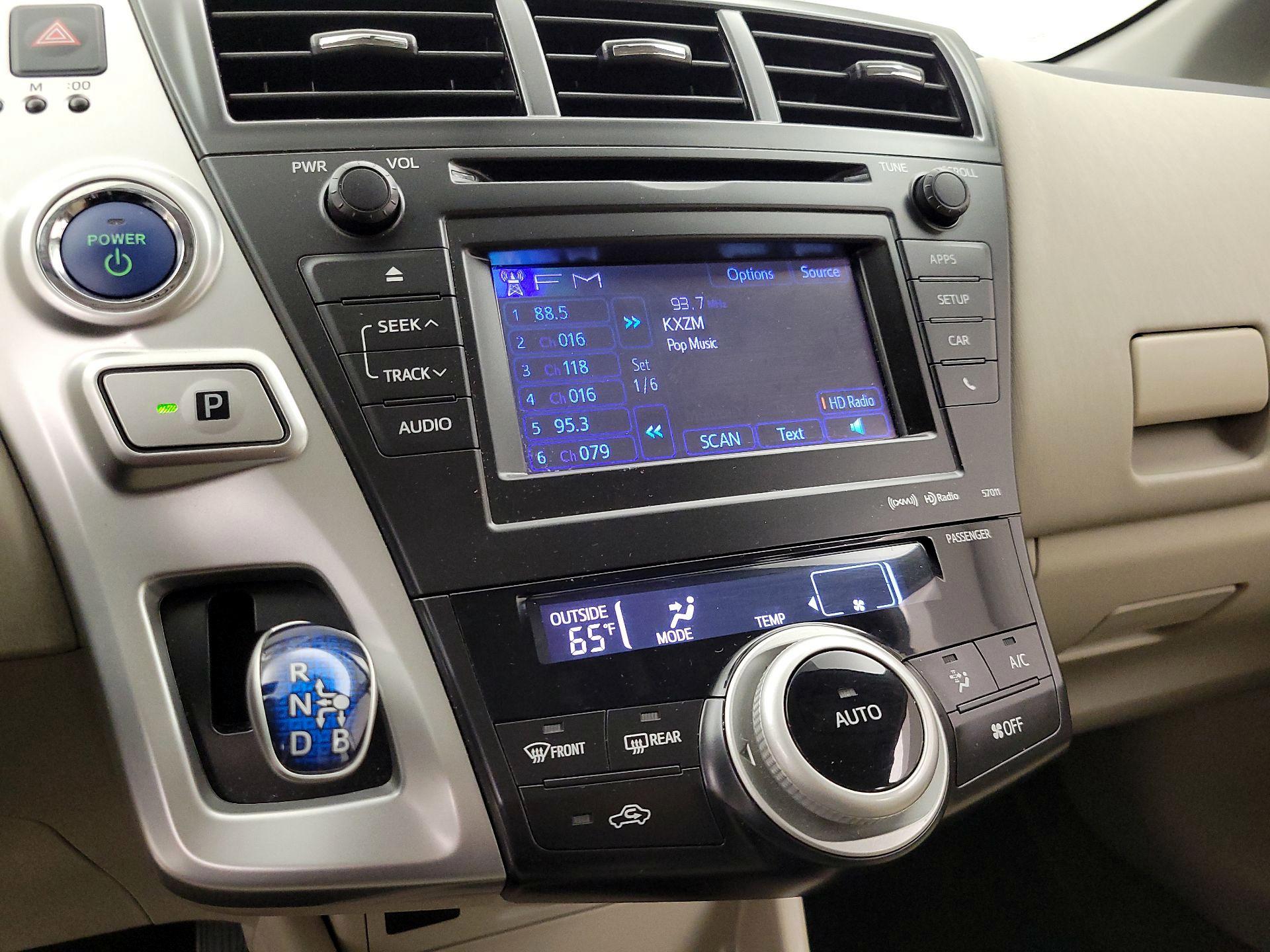 Thumbnail: 2014 Toyota Prius v - 15