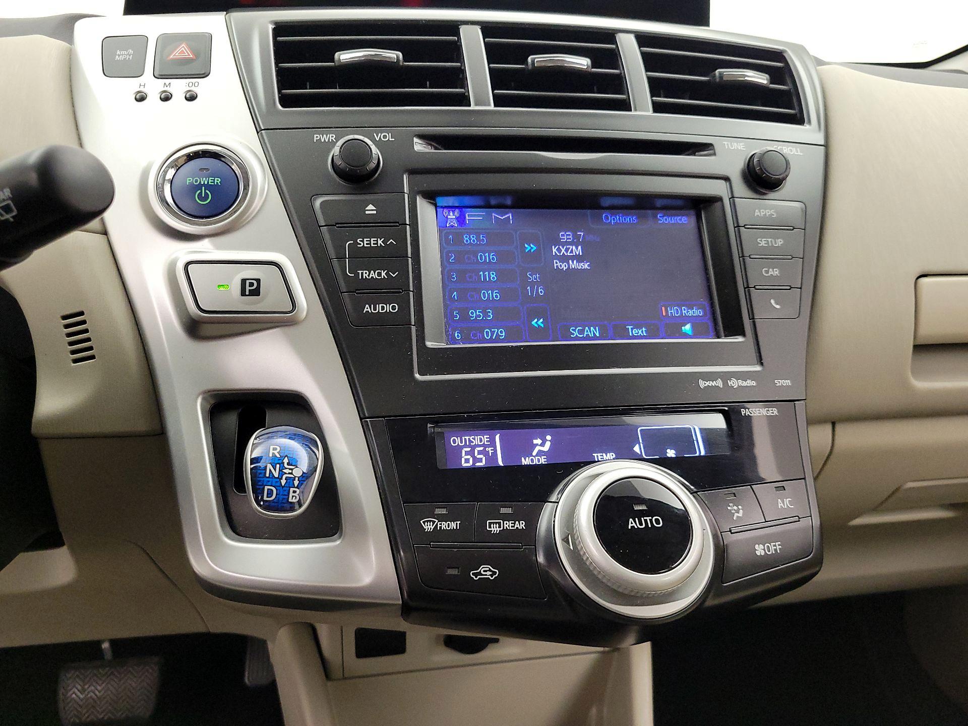 Thumbnail: 2014 Toyota Prius v - 16
