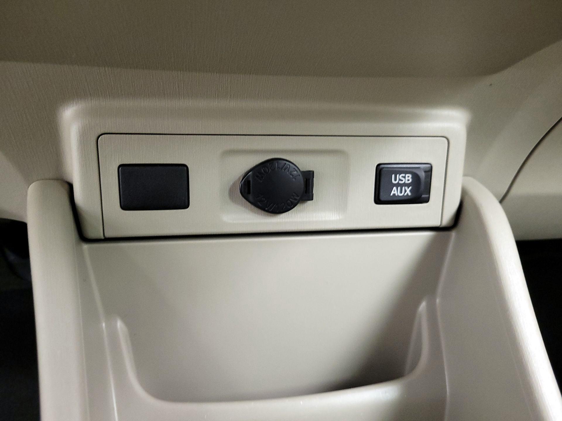Thumbnail: 2014 Toyota Prius v - 18