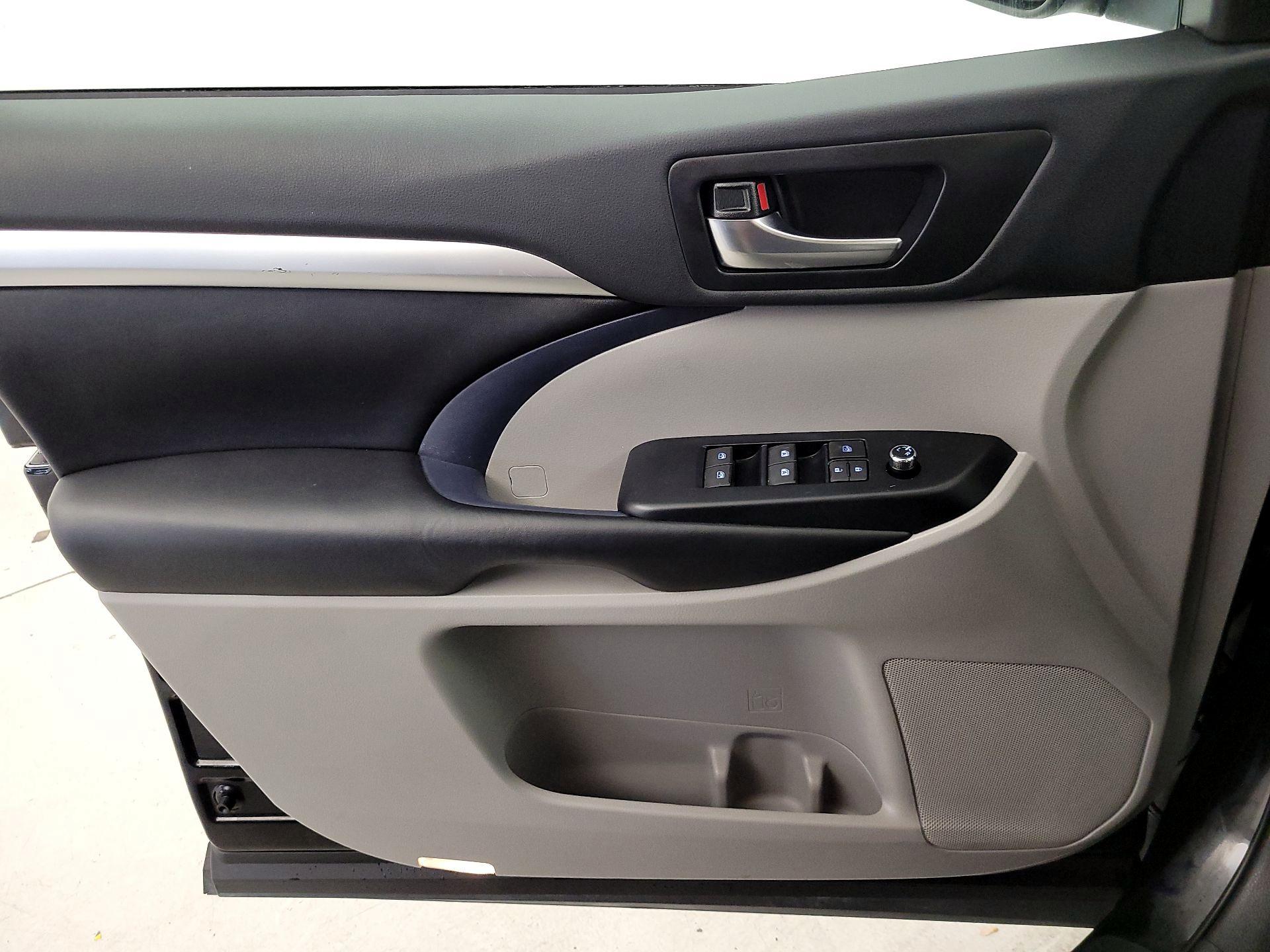 Thumbnail: 2019 Toyota Highlander - 12