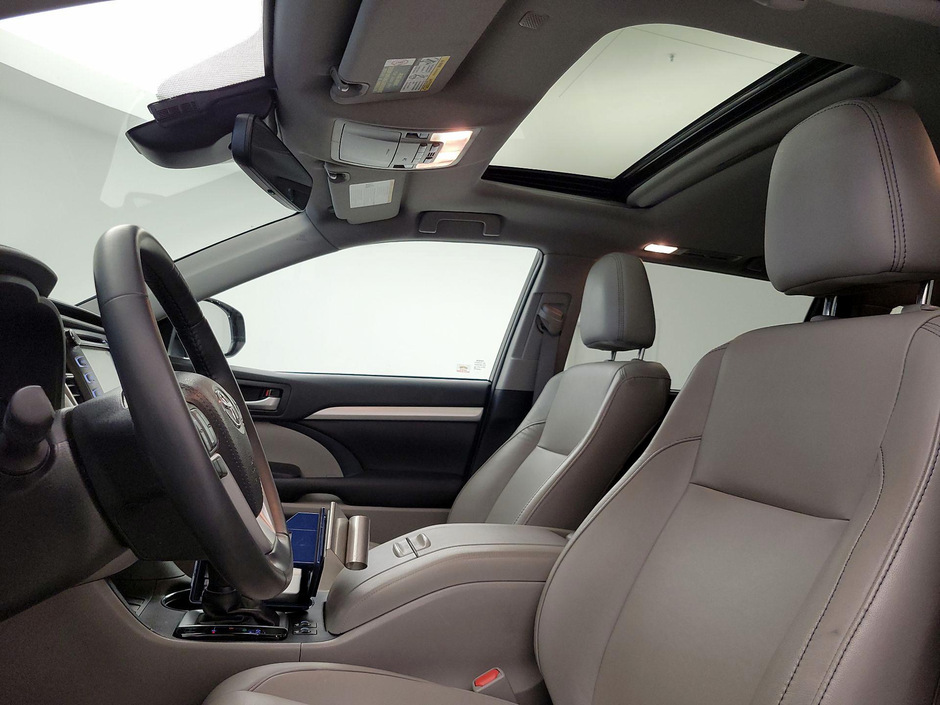 Thumbnail: 2019 Toyota Highlander - 20