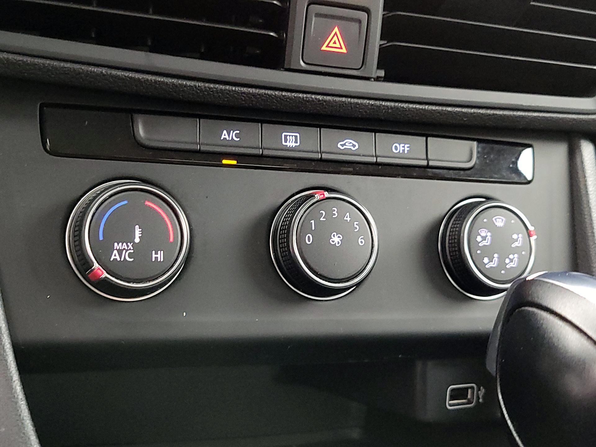 Thumbnail: 2019 Volkswagen Jetta - 16