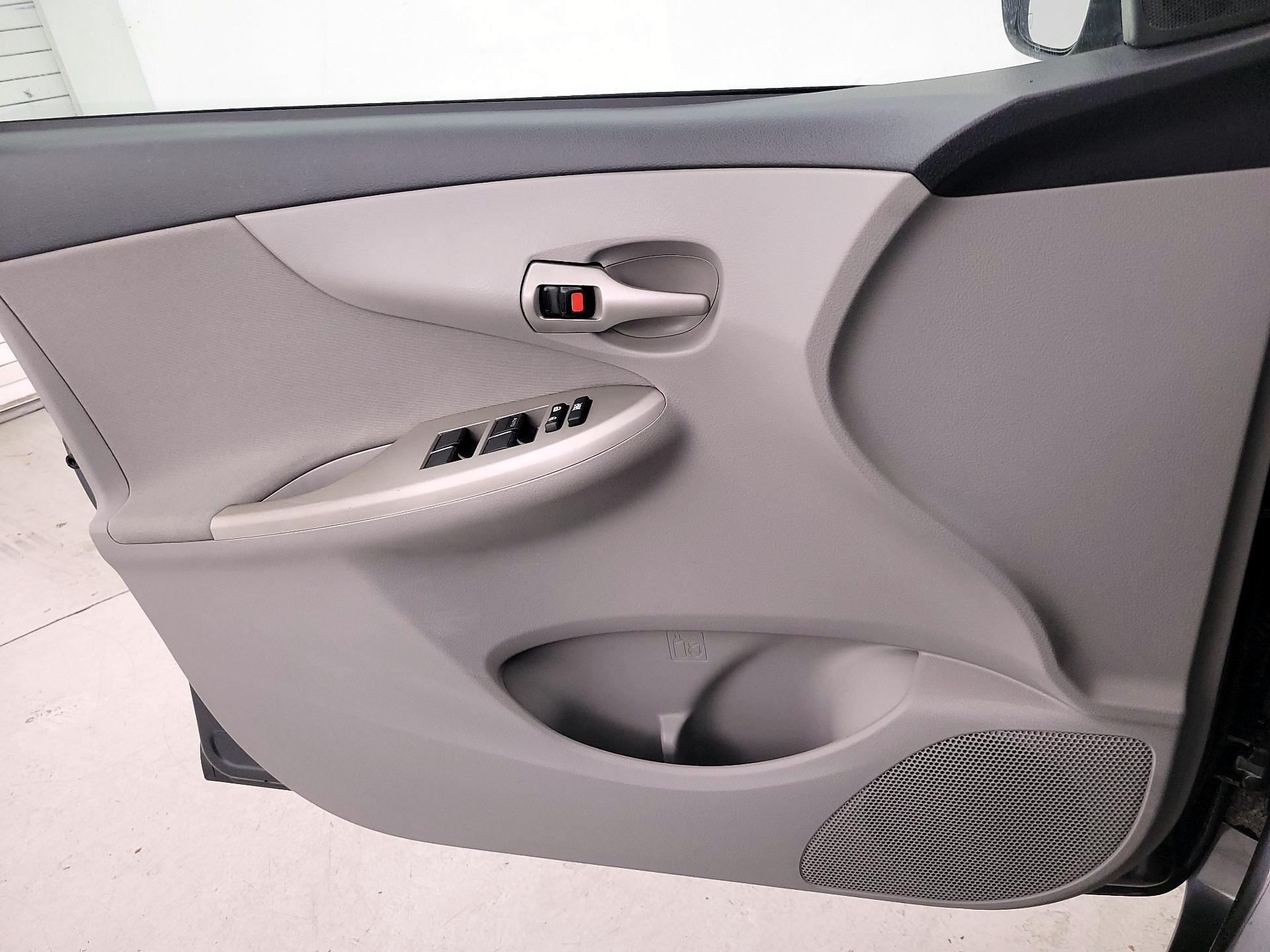 Thumbnail: 2013 Toyota Corolla - 12