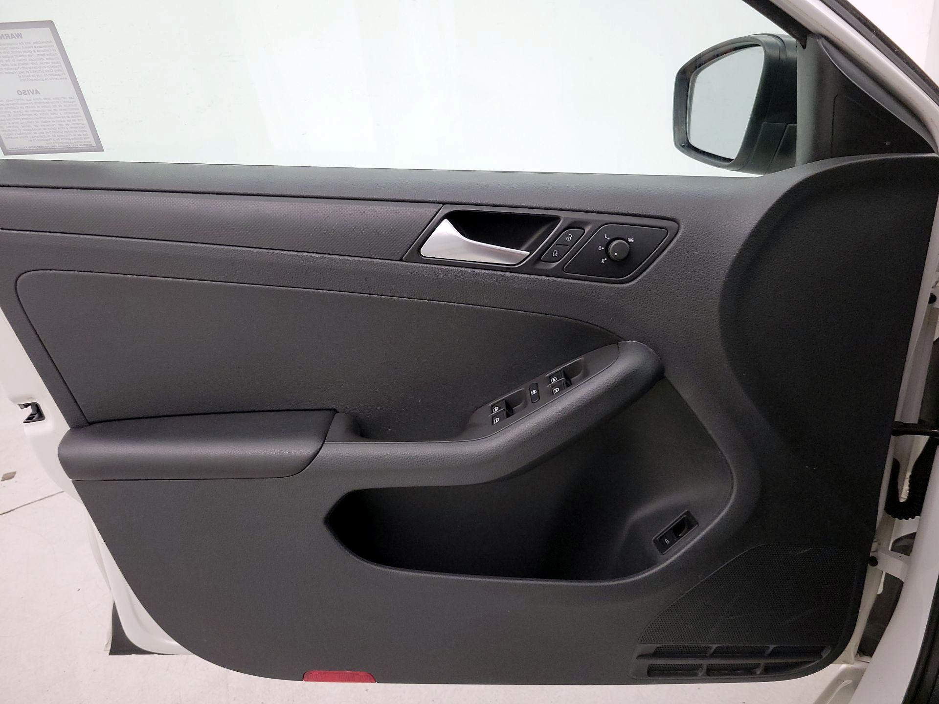 Thumbnail: 2014 Volkswagen Jetta - 12