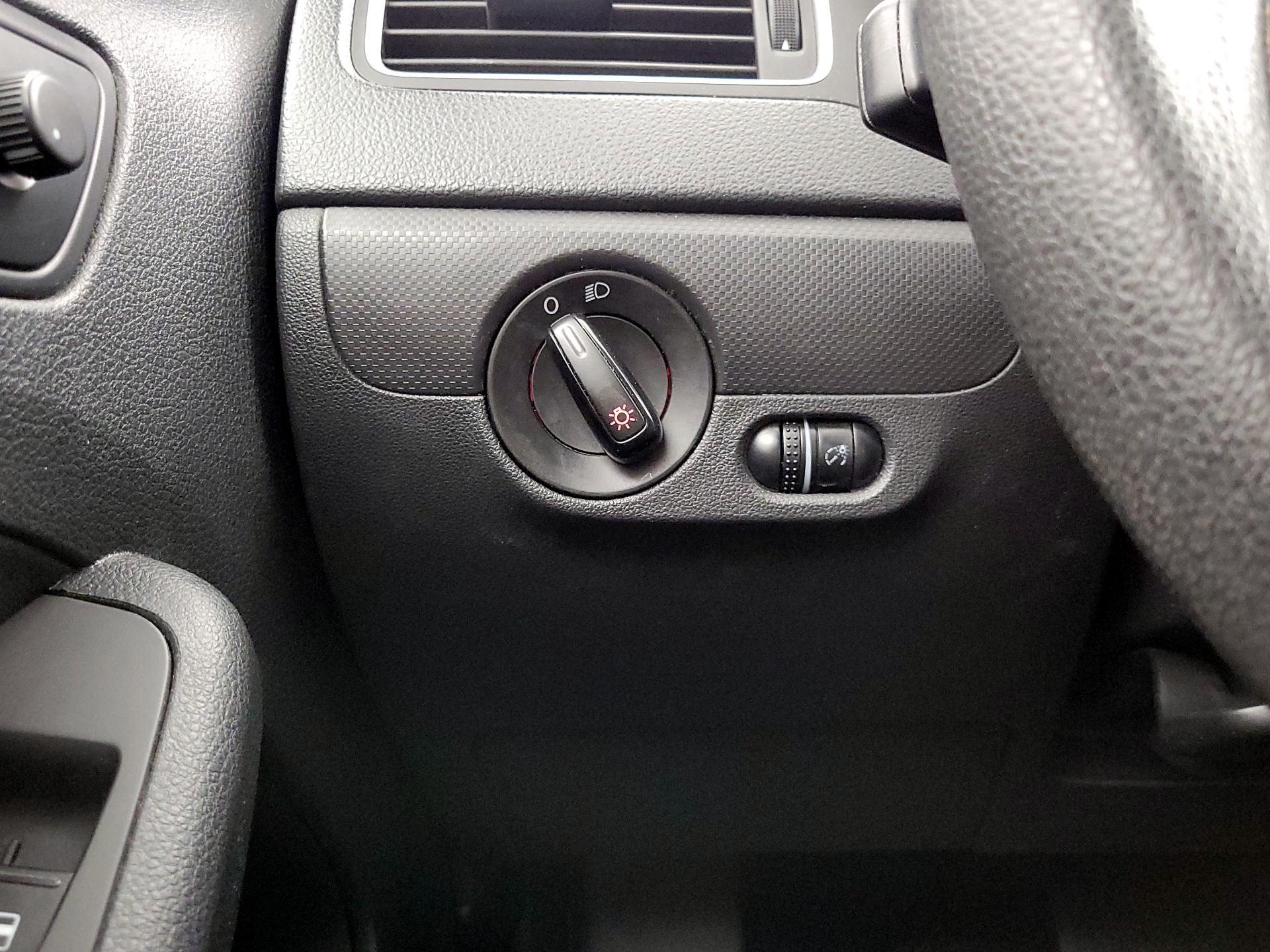 Thumbnail: 2014 Volkswagen Jetta - 13