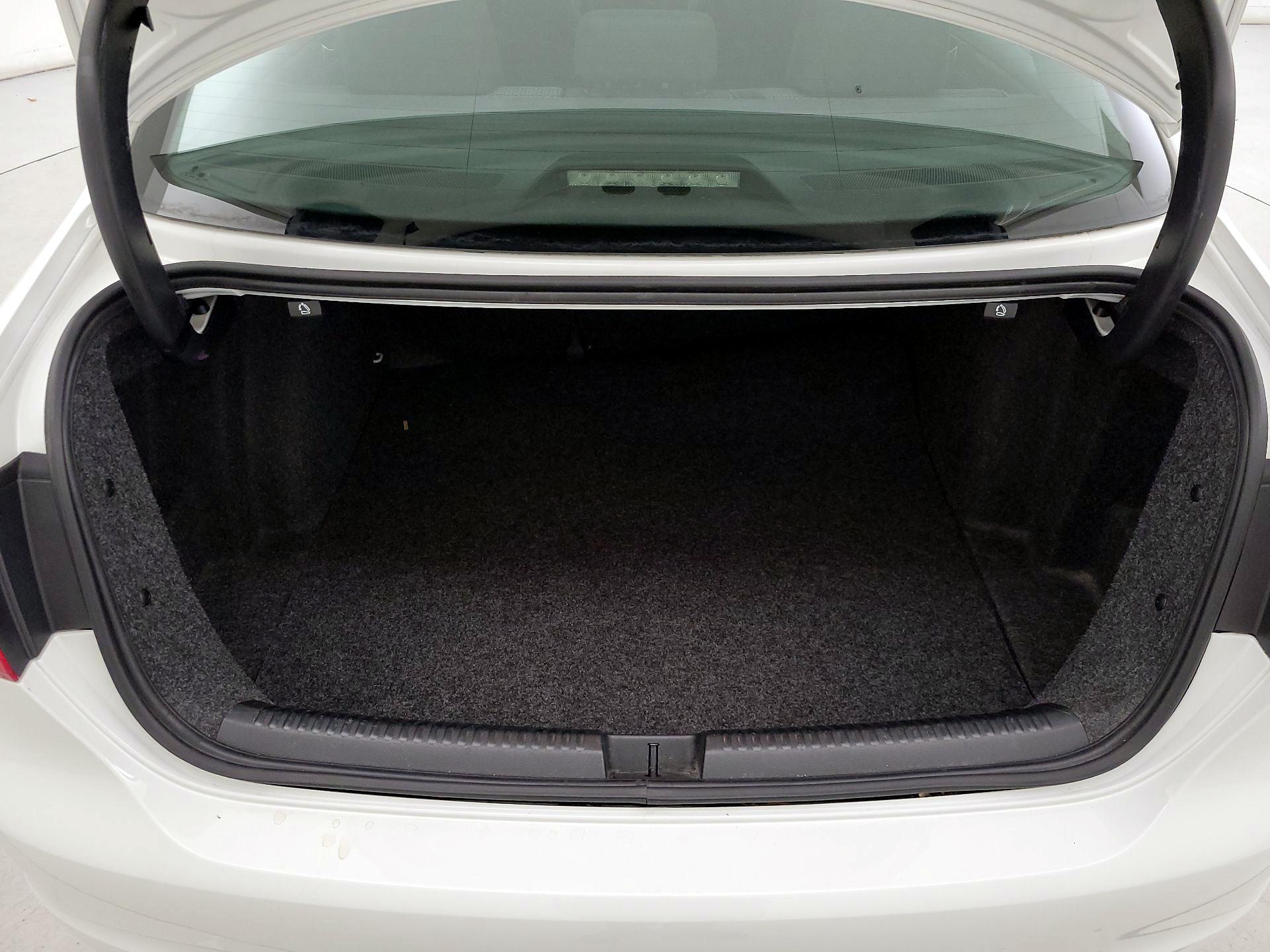 Thumbnail: 2014 Volkswagen Jetta - 19