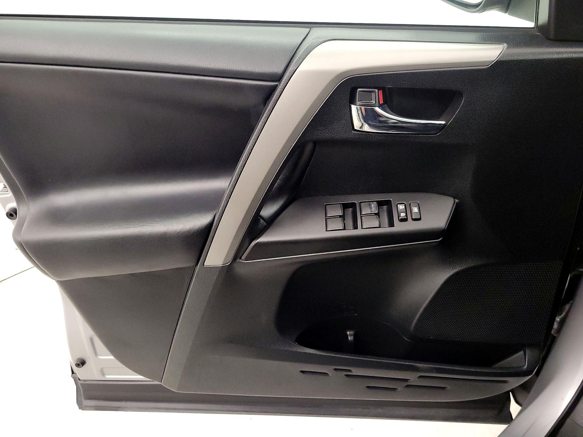 Thumbnail: 2018 Toyota RAV4 - 12