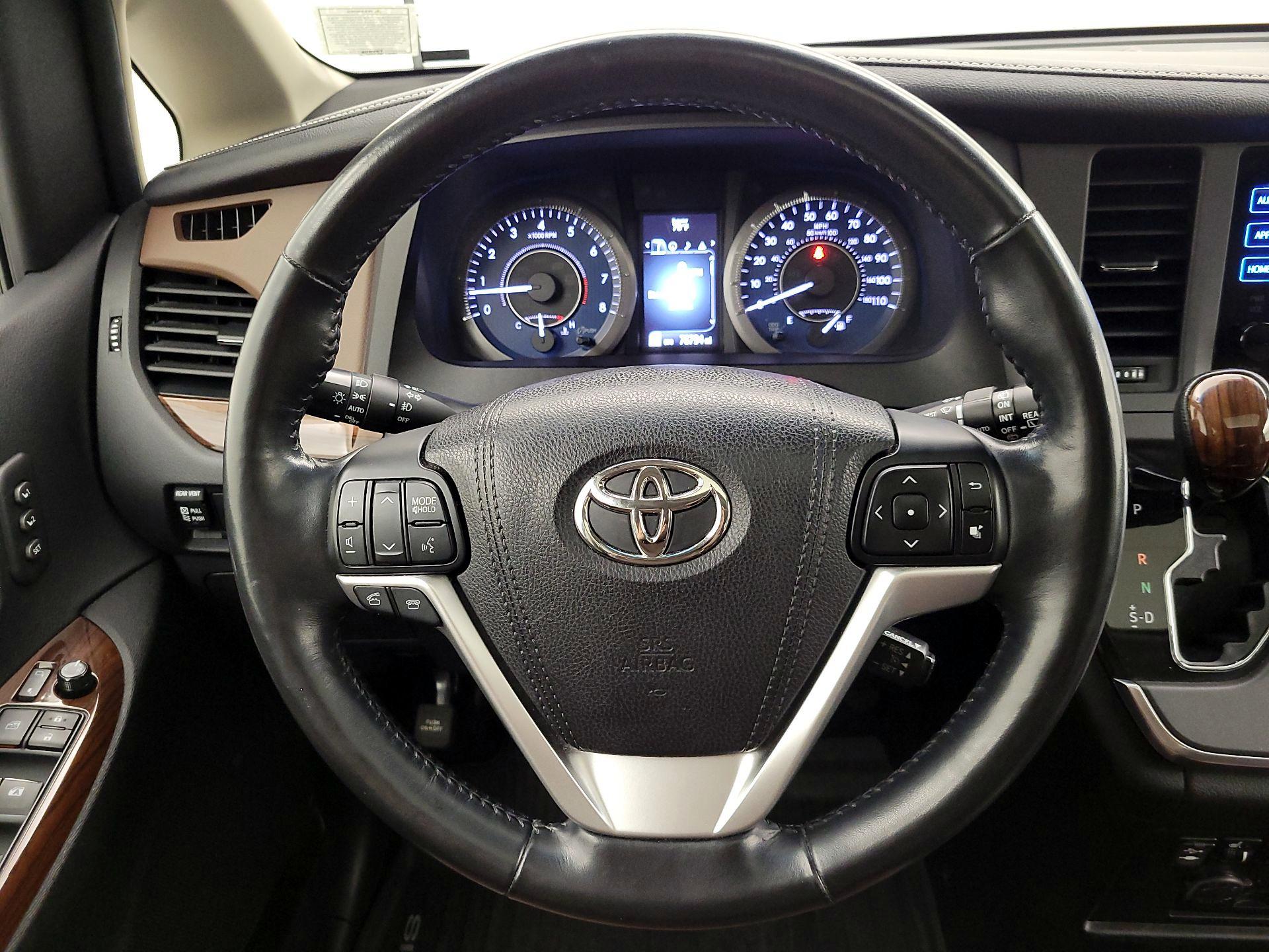 Thumbnail: 2017 Toyota Sienna - 10