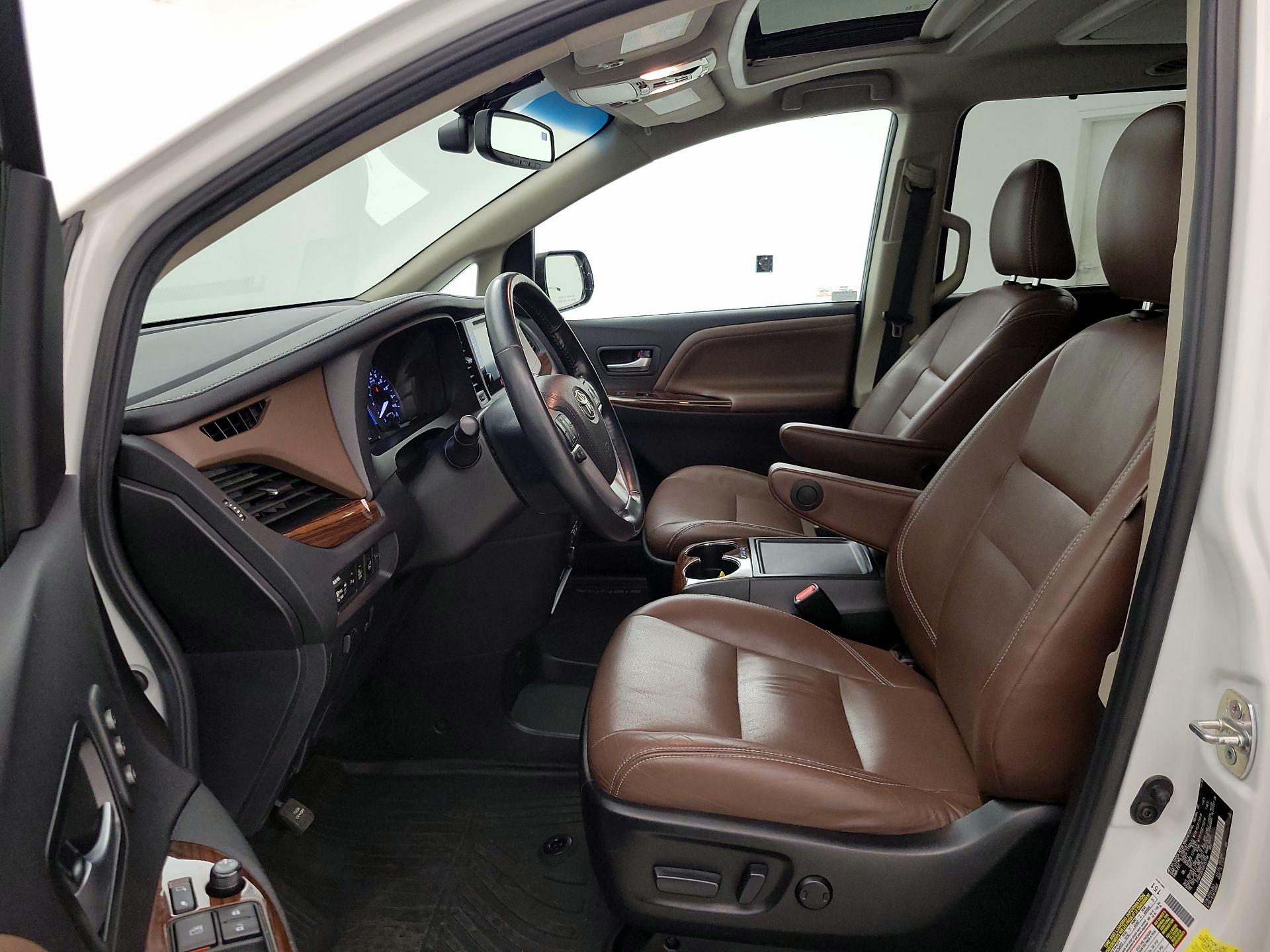 Thumbnail: 2017 Toyota Sienna - 11