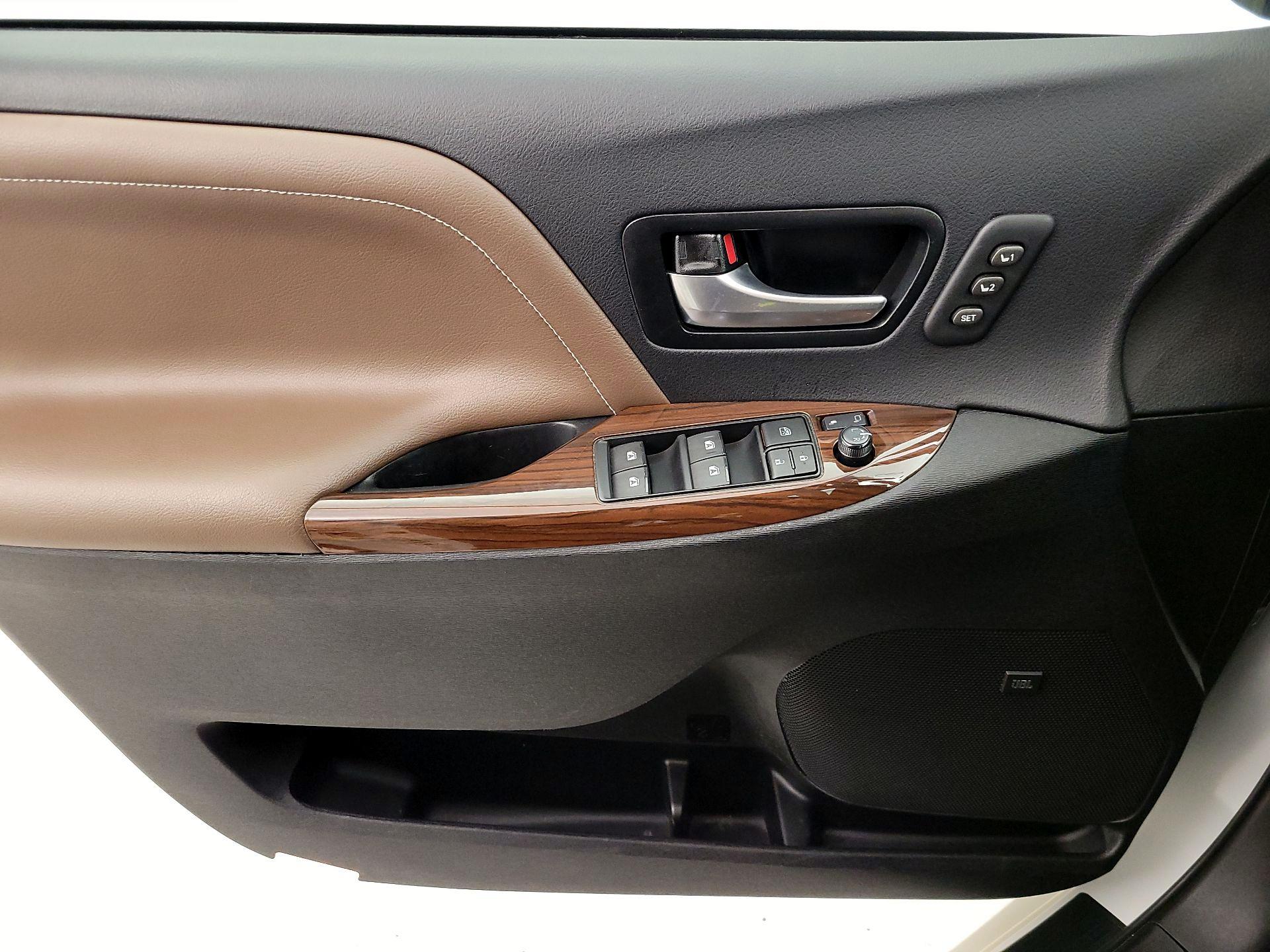 Thumbnail: 2017 Toyota Sienna - 12