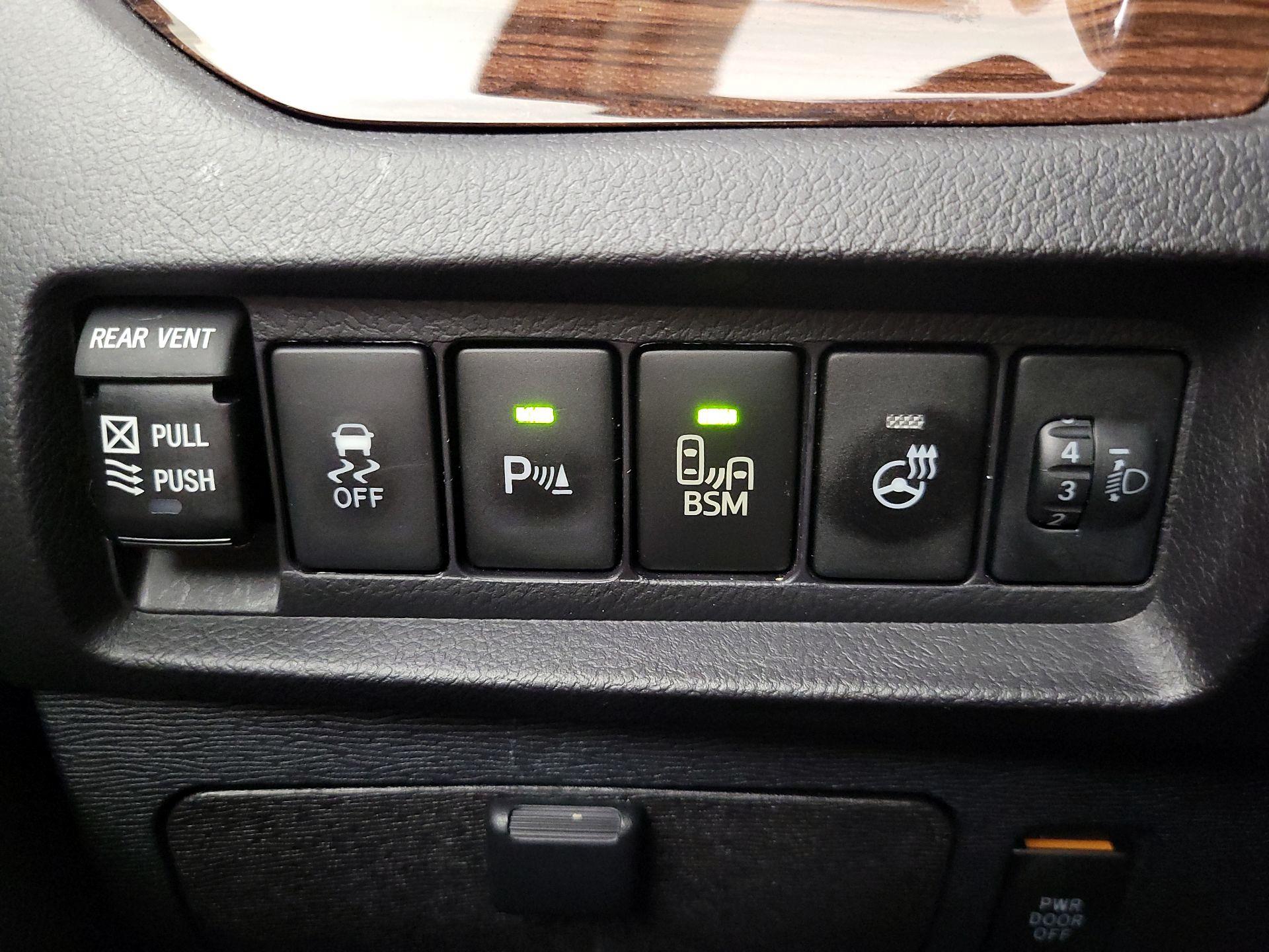 Thumbnail: 2017 Toyota Sienna - 13