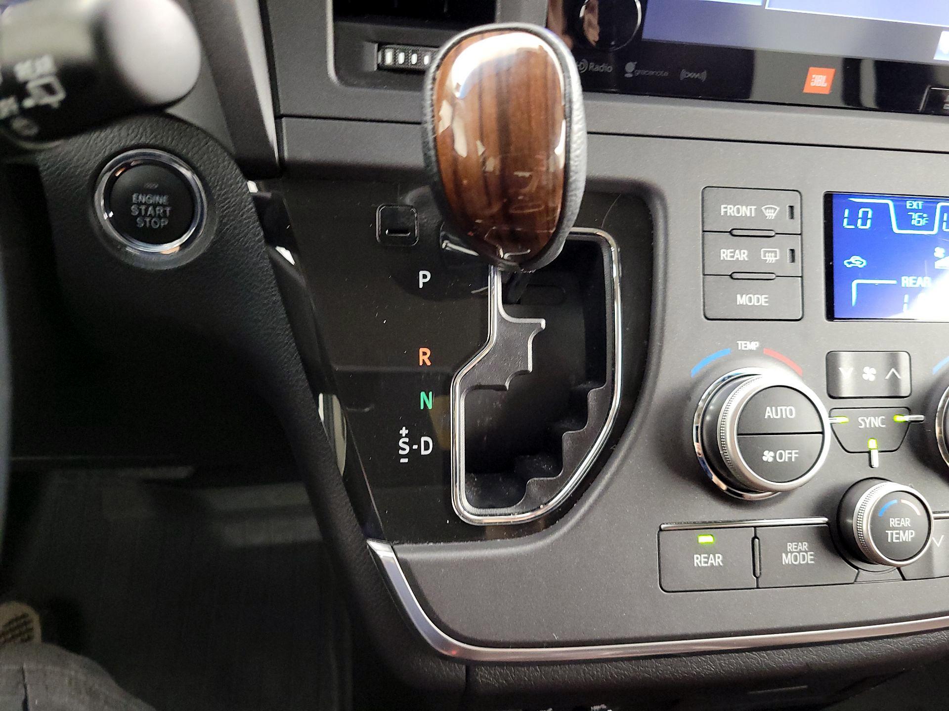 Thumbnail: 2017 Toyota Sienna - 18
