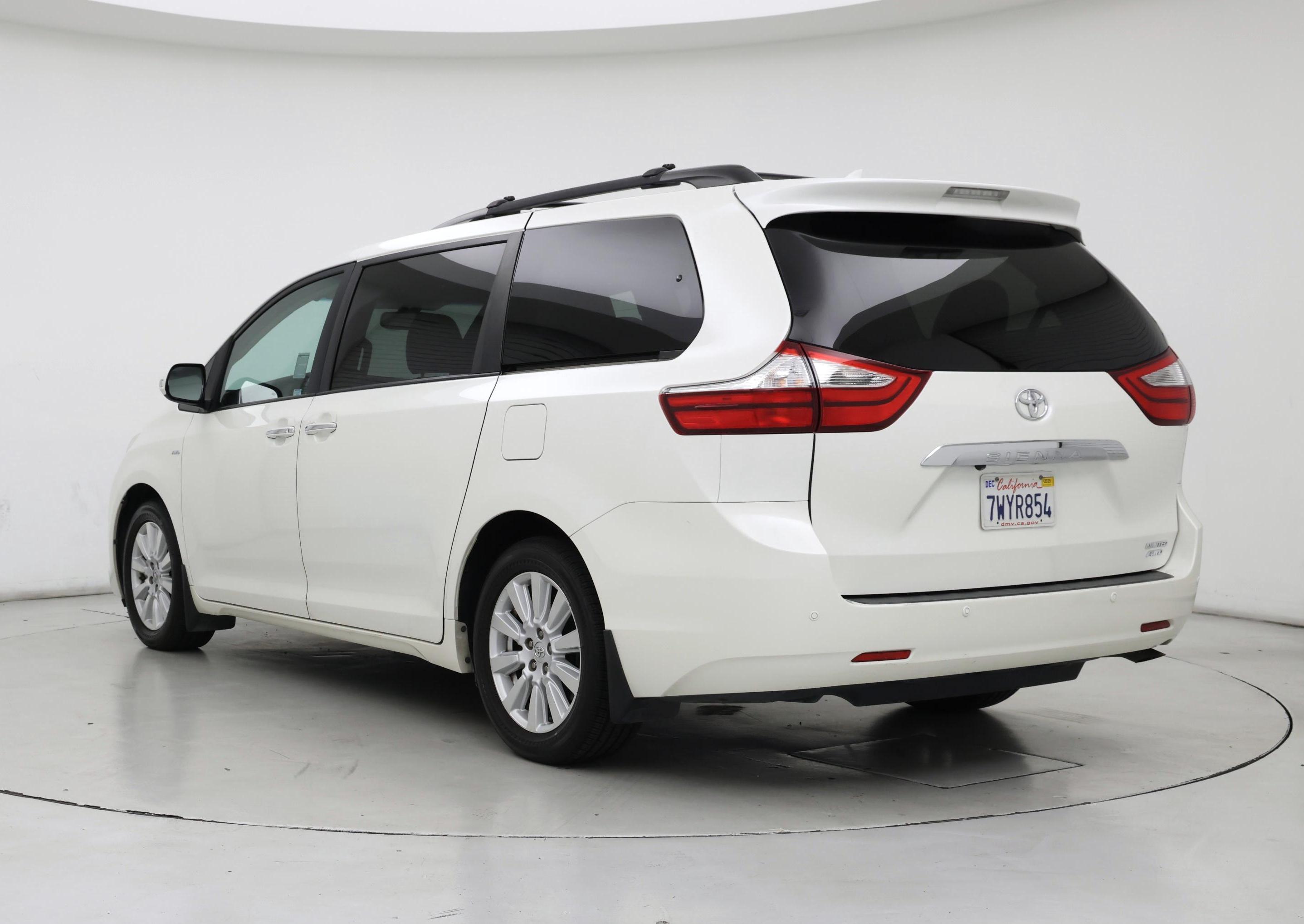 Thumbnail: 2017 Toyota Sienna - 2