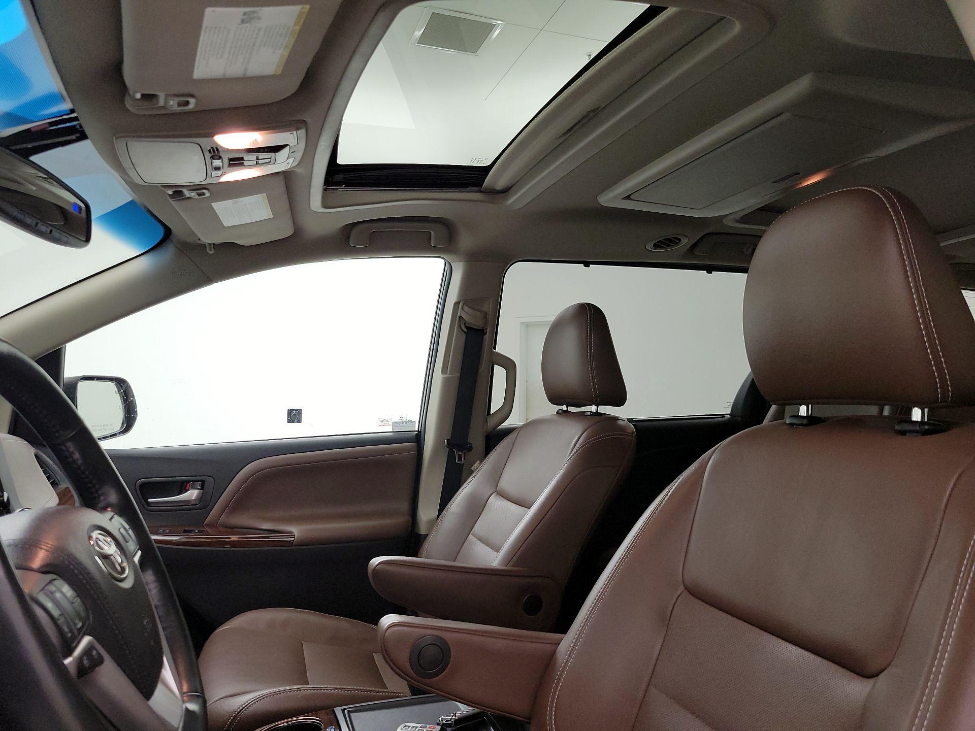 Thumbnail: 2017 Toyota Sienna - 19
