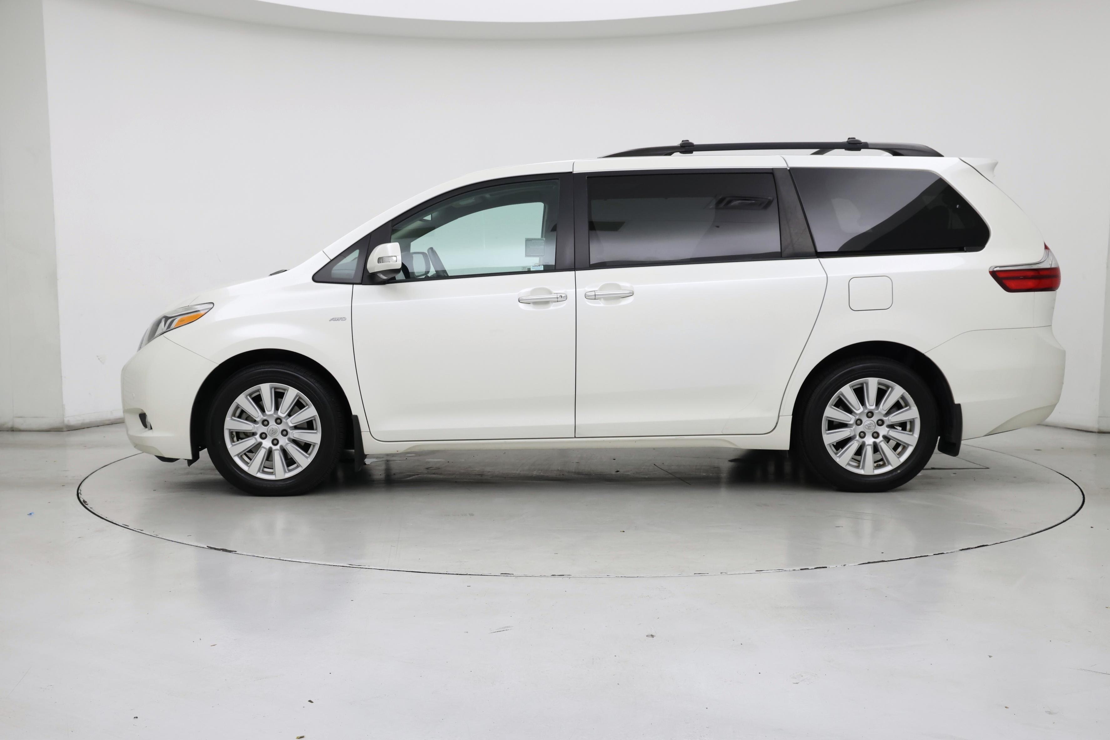 Thumbnail: 2017 Toyota Sienna - 3