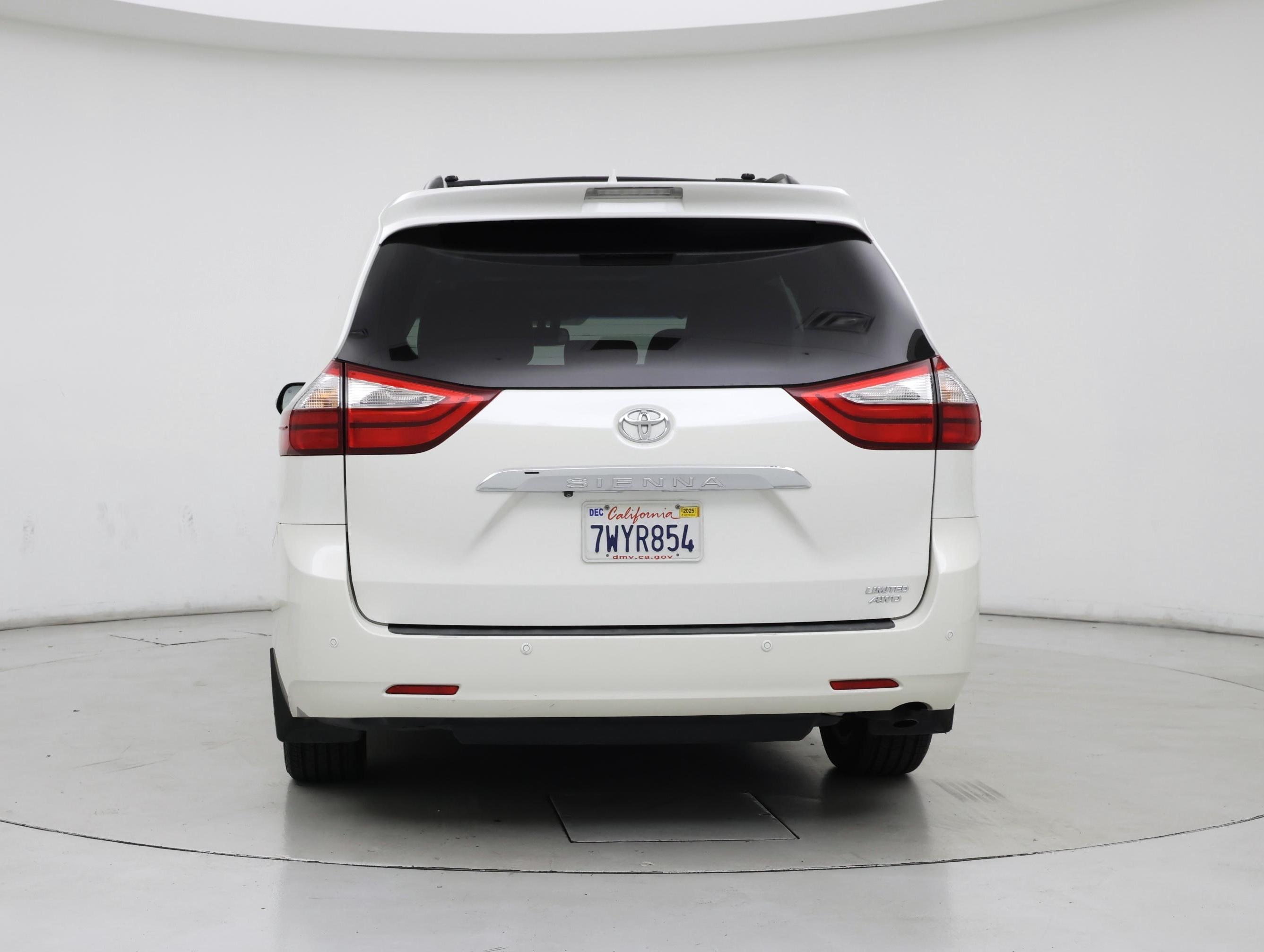 Thumbnail: 2017 Toyota Sienna - 6