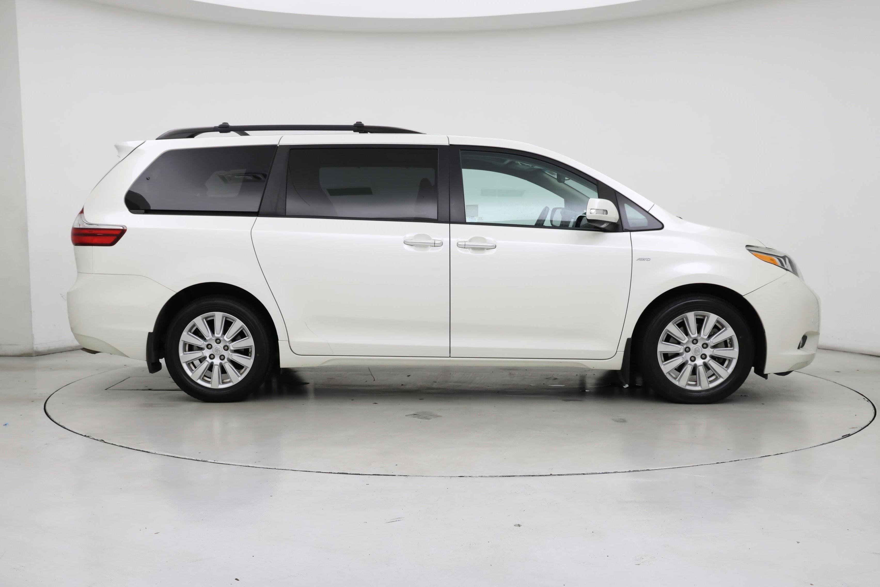 Thumbnail: 2017 Toyota Sienna - 7