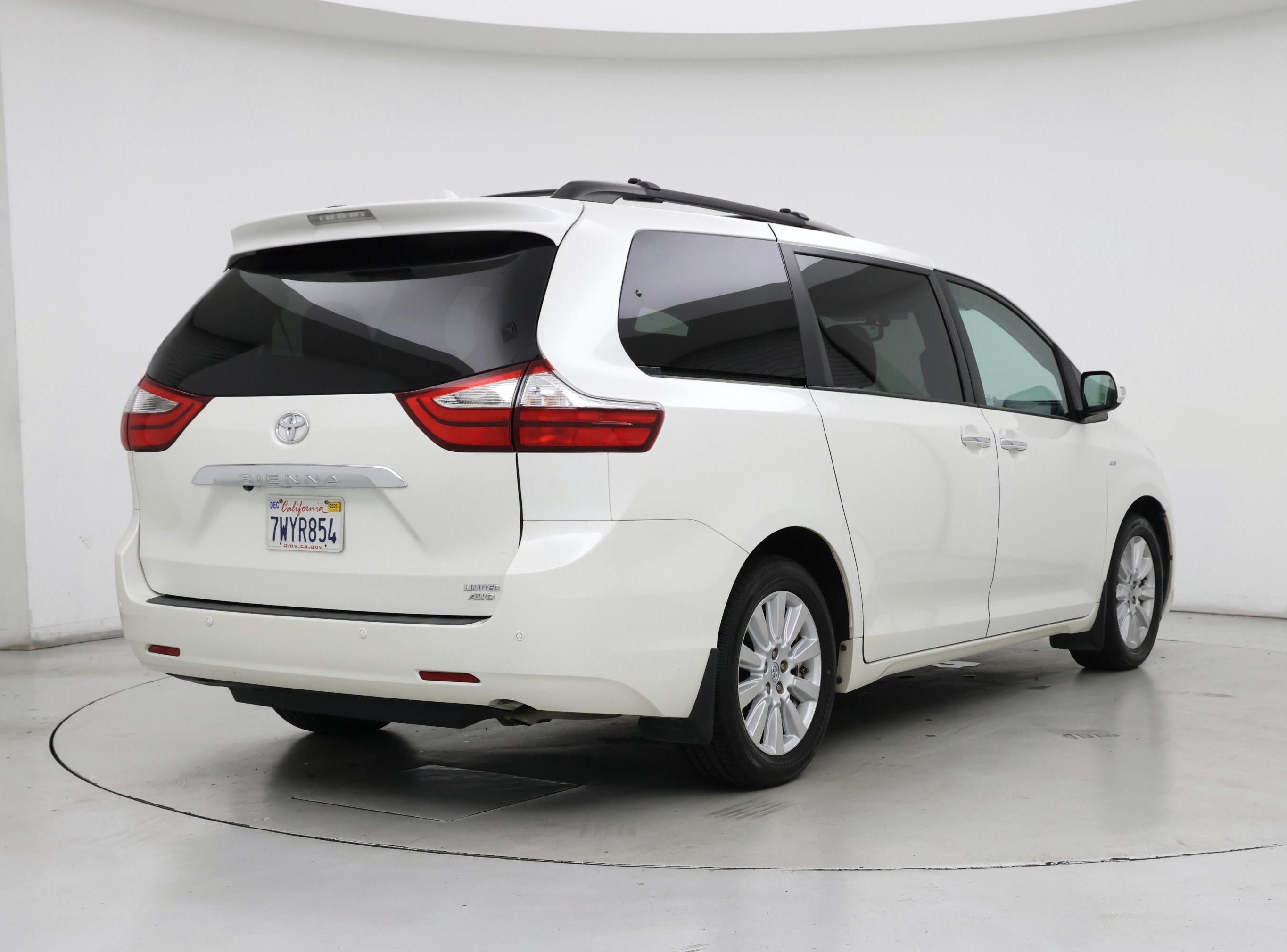 Thumbnail: 2017 Toyota Sienna - 8
