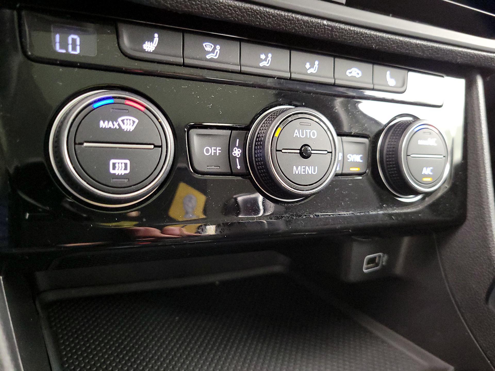 Thumbnail: 2019 Volkswagen Jetta - 16