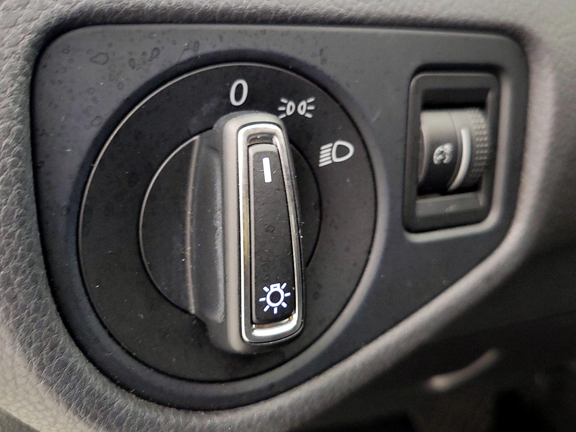 Thumbnail: 2015 Volkswagen Golf - 13