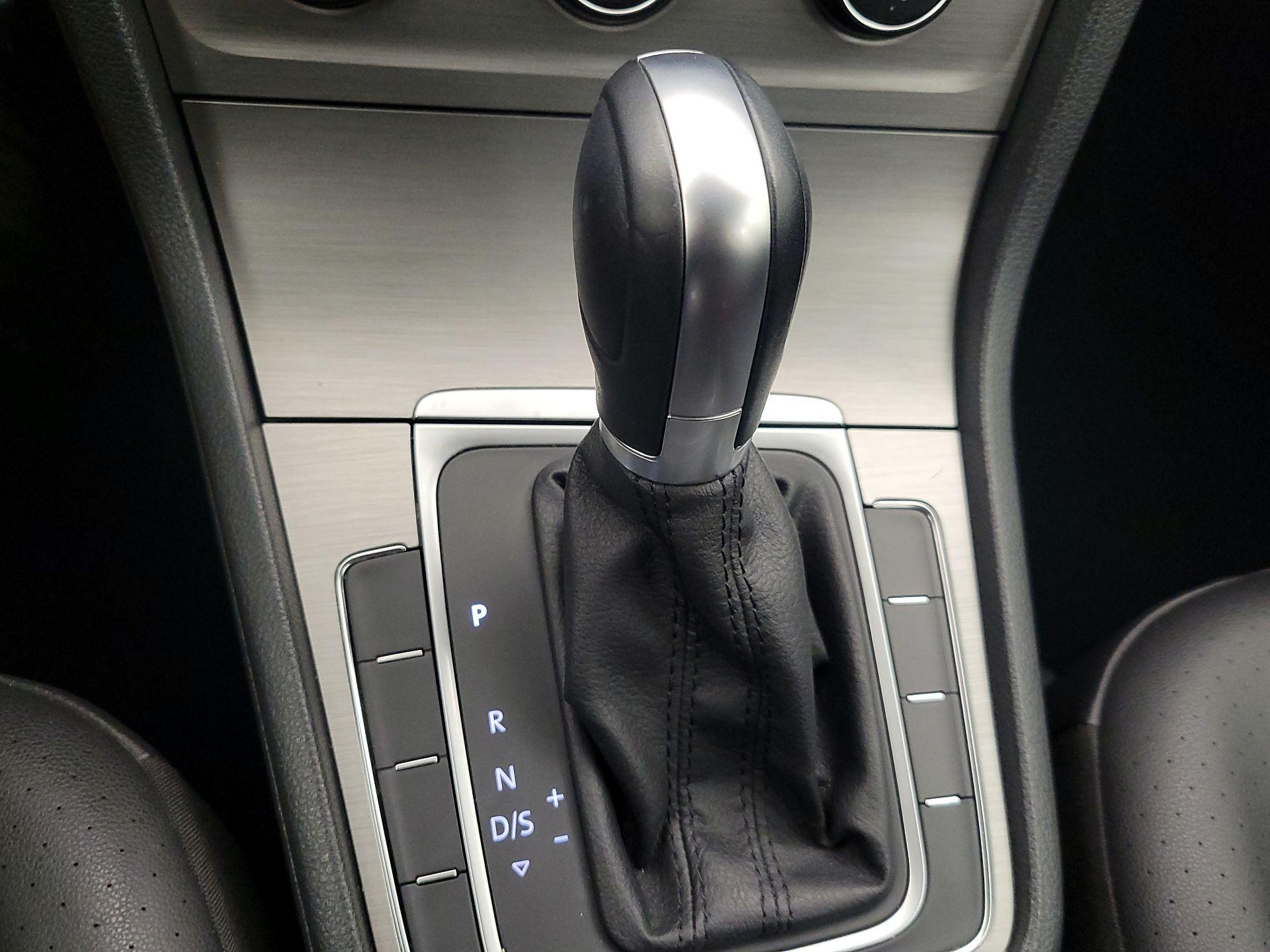 Thumbnail: 2015 Volkswagen Golf - 16