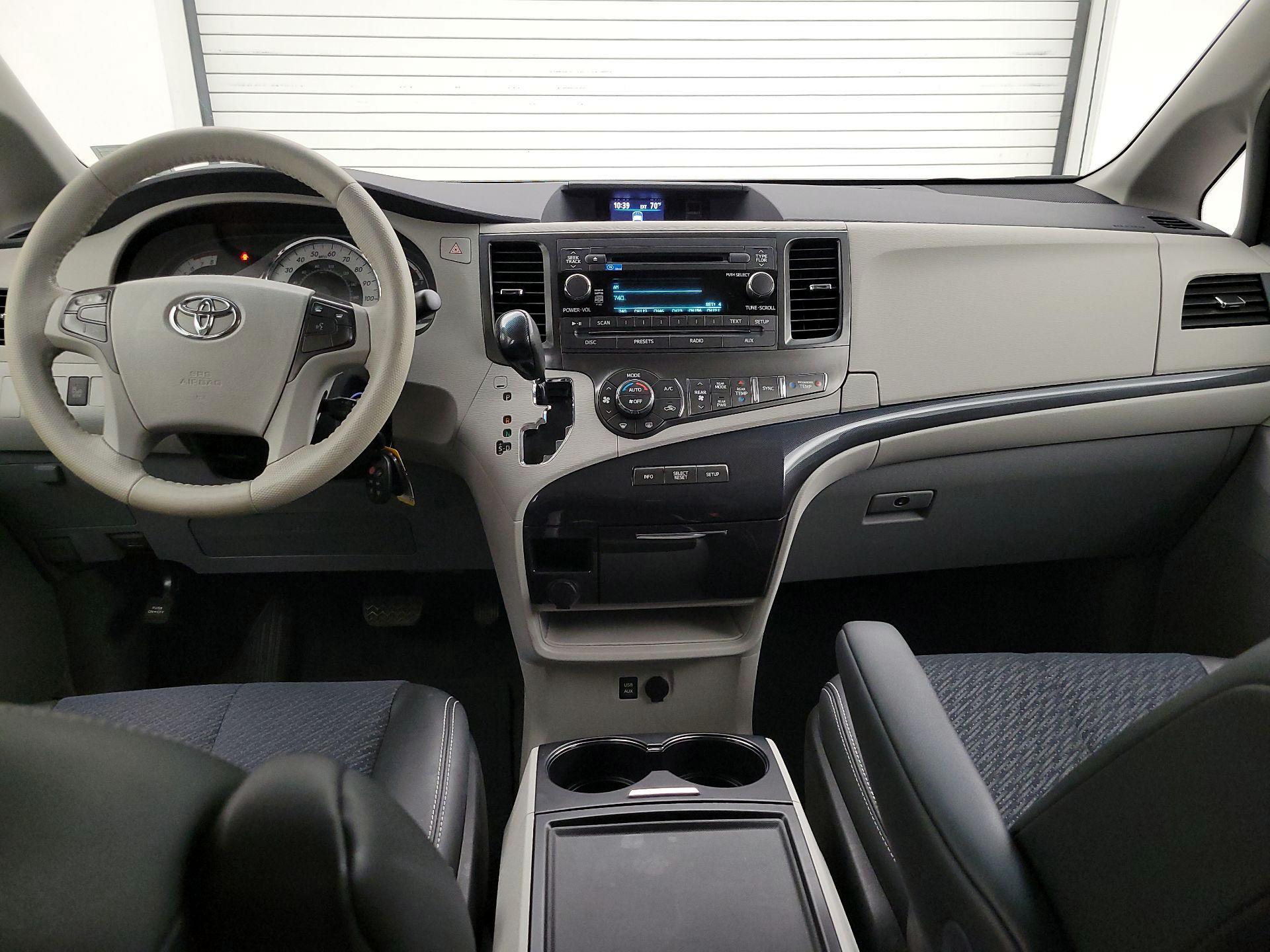 Thumbnail: 2014 Toyota Sienna - 9
