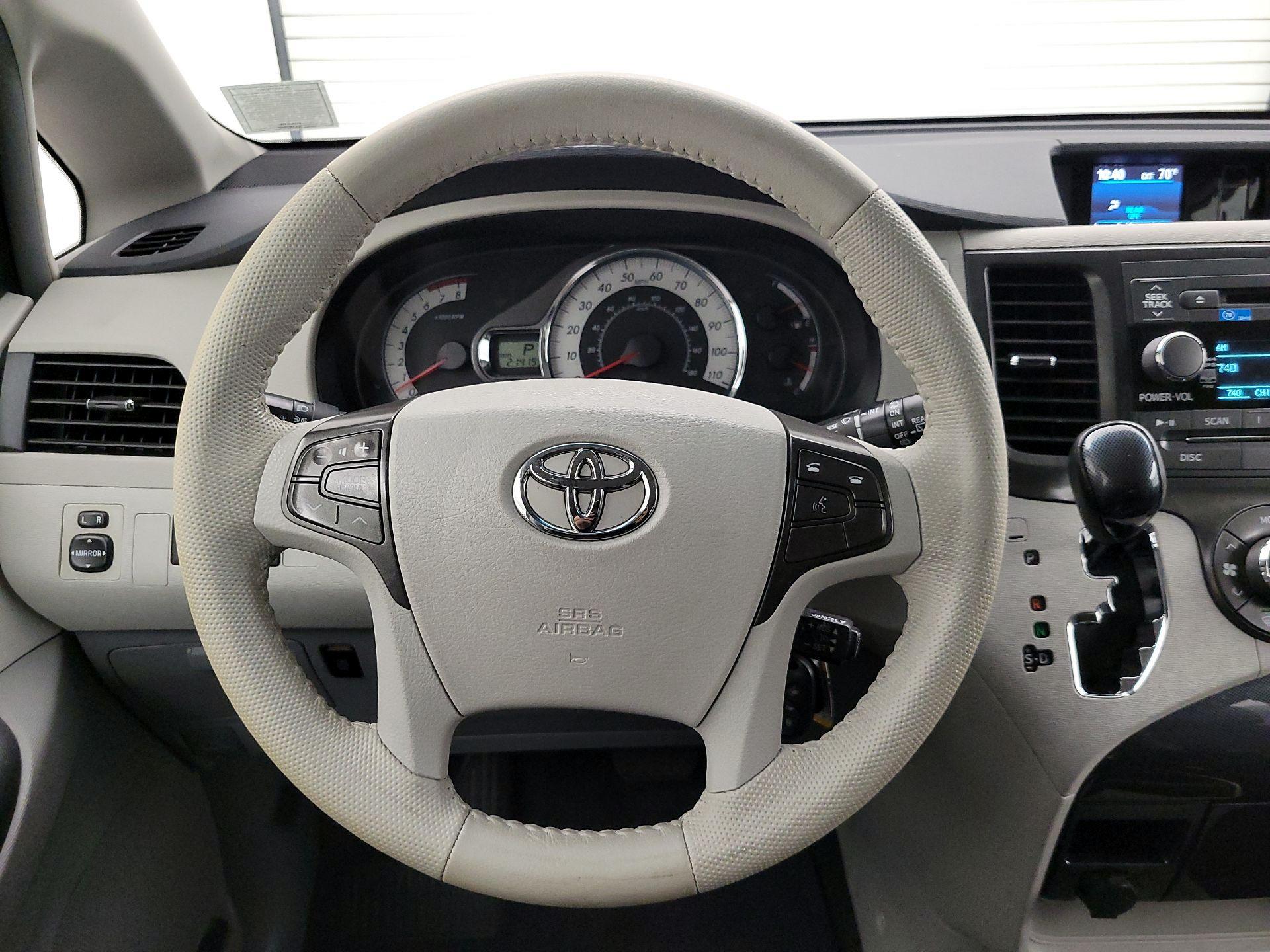 Thumbnail: 2014 Toyota Sienna - 10