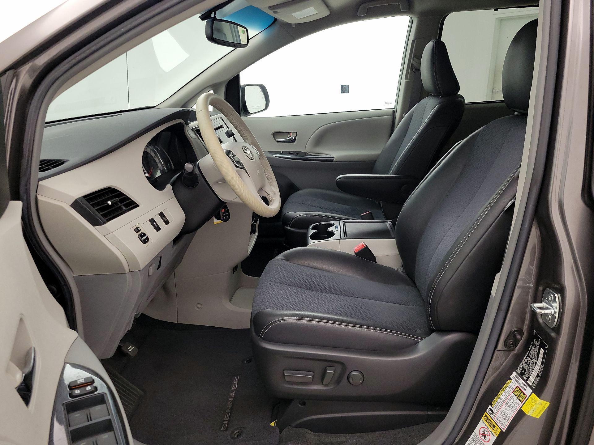 Thumbnail: 2014 Toyota Sienna - 11
